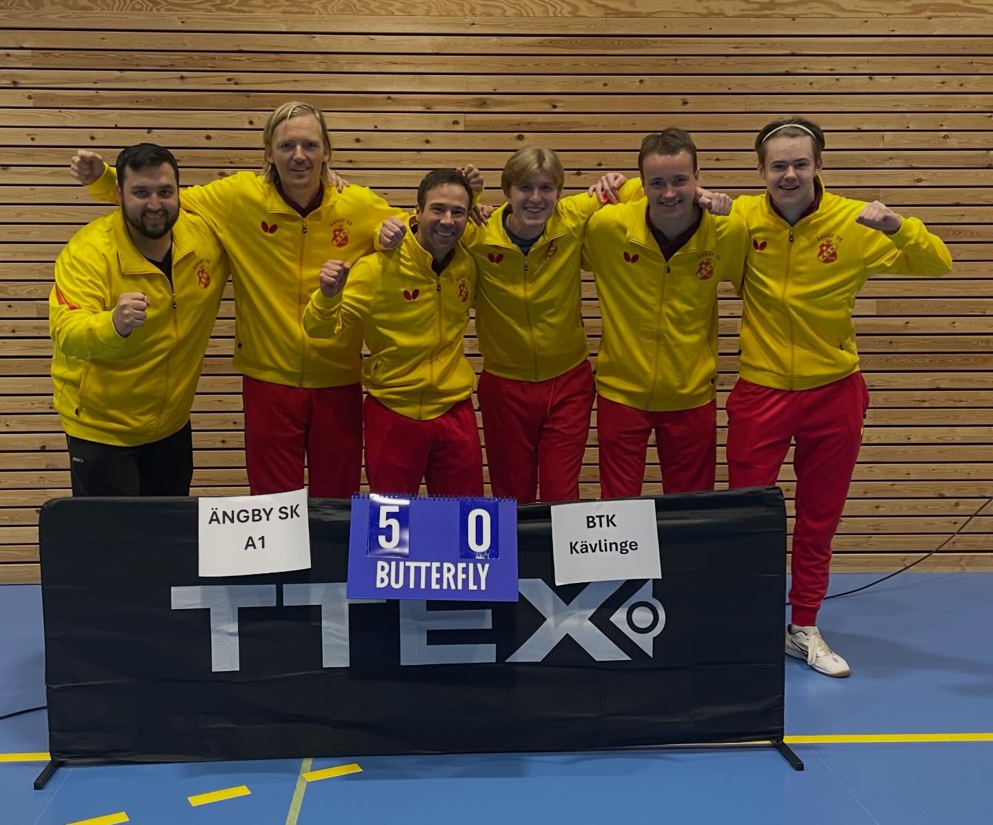 Såja! Vårt A-lag vinner även idag! Vinst med 5-0 mot Kävlinge i Superettan innebär att vi nu leder serien med 3 poäng inför de resterande 4 matcher som är kvar att spela! Grym helg! 💪🏓 Foto bild 2: Irving Karlsson