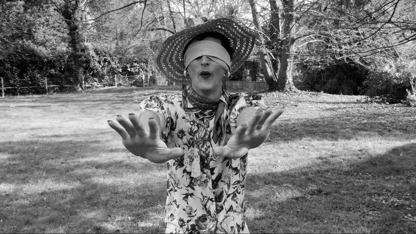 🥁 Belle et heureuse année 2021 ! Un EP est dans le four... En attendant, vous pouvez toujours jouer à colin-maillard avec Maryse... 📼 Lien dans la bio
#2021 #bonneannée #happynewyear #drag #dattola #tranquille #colinmaillard #hideandseek