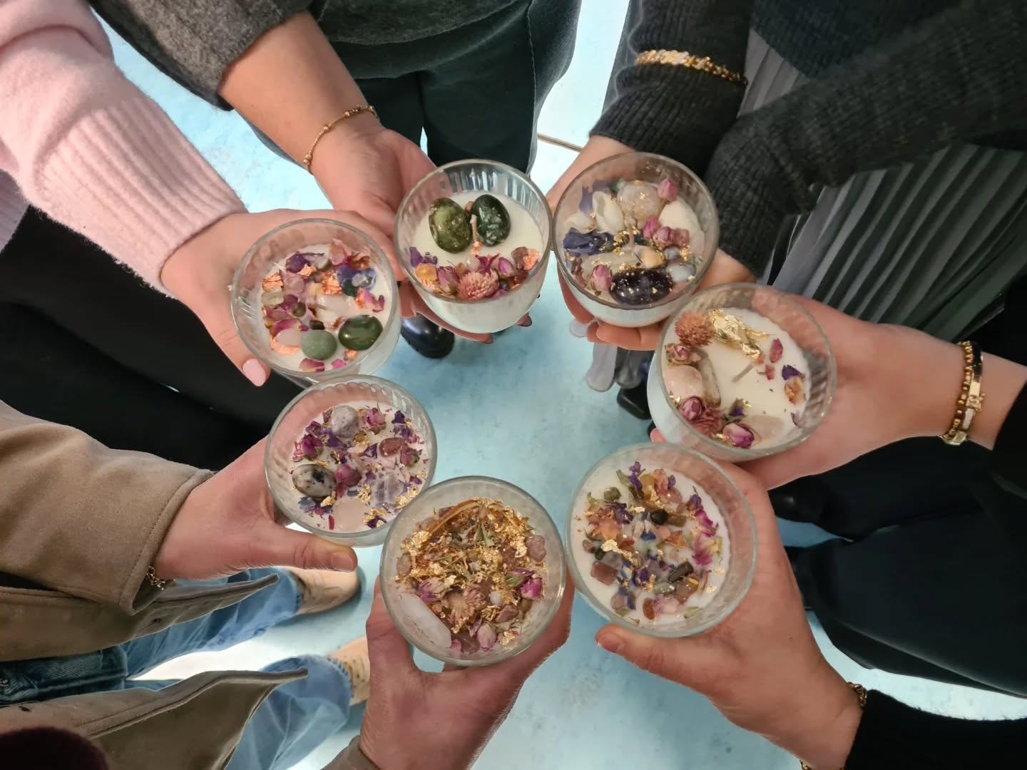 Door alle drukte ben ik helemaal vergeten om hier iets te posten over de workshops 😅.
In de stories heb ik wel wat momenten gedeeld, maar een post bleef liggen. Dus: tijd voor een kleine recap.
Ik trap af met de allereerste workshop van dit jaar! Op 10 januari vond een privé workshop geurkaarsen maken plaats, georganiseerd als vriendinnenuitje ter ere van een 30e verjaardag.
Een heerlijke middag vol gezelligheid, bijpraten, lachen en natuurlijk creatief bezig zijn. Zo fijn om het jaar te starten met een warme, ontspannen sfeer en mooie kaarsen als resultaat. Op naar nog veel meer van dit soort momenten.
Mijn agenda zit al volgeboekt t/m maart. Wil jij een privé workshop boeken? Stuur me dan een DM of WhatsApp, of kijk voor de mogelijkheden op mijn website: rawcandles.shop/workshop-kaarsen-maken (link in bio).
Lieve groeten,
Robin van Raw Candles