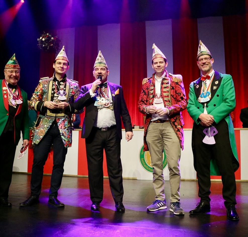 Die Karnevalssitzung für behinderte Menschen gemeinsam mit nichtbehinderten Menschen der @vereinigunggl ist eines der karnevalistischen Highlights bei uns im Kreis!
Herzlichen Glückwunsch an das tolle Dreigestirn der Gemeinnützigen Werkstätten Köln!
Gemeinsam Lachen, Tanzen und Feiern schafft Verbindung und macht die ganze Kraft des Karnevals deutlich.
Danke für den schönen Nachmittag! 🙏🤝🔥
#karneval #rheinischbergischerkreis #bergischgladbach #inklusion
Fotos: Susanne Schröder