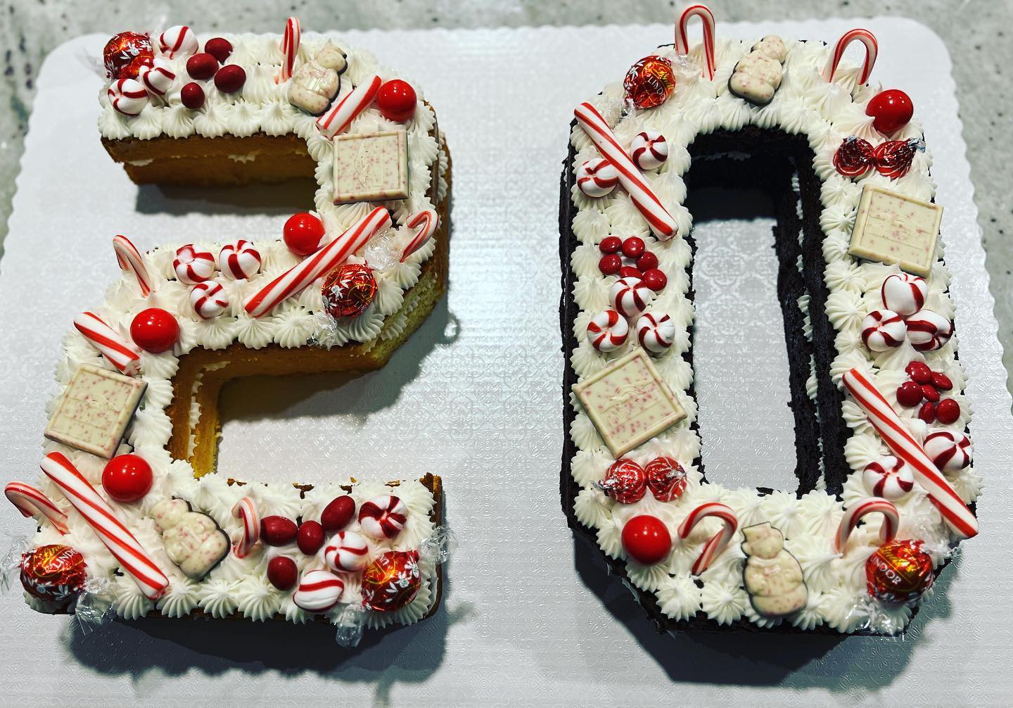 Vanilla Kake w/ Candy cane, red and white theme. Bosses 20 th anniversary. Thanks for support!! #buythepoundkakes