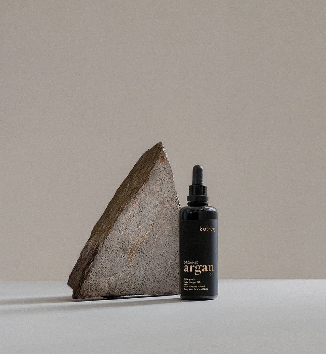 Will argan oil clog your pores?
First of all, technically anything can clog your pores if your skin has a natural sensitivity to a some ingredients, but unlike certain oils that are known to be highly comedogenic—a fancy way to say "pore-clogging"—like coconut oil and olive oil, argan oil is on the low end of the risk scale.
In fact, argan oil has a zero rating on the comedogenicity rating scale, which is more than you can say for the majority of products out there.
Have you already incorporated argan oil into your daily routine? Let us know in the comments 🖤.
#mykatreg#arganoil #cleanbeauty
#naturalskincare#supportsmallbusinesses
#veganbeauty #toxinfreebeauty#greenlife
#veganskincare#crueltyfree#skincare
#happyskin#katregorganics #organicbeauty #organicingredients #biocosmetics #recycle#recyclepackaging #organicoil #skincareproducts#katreg