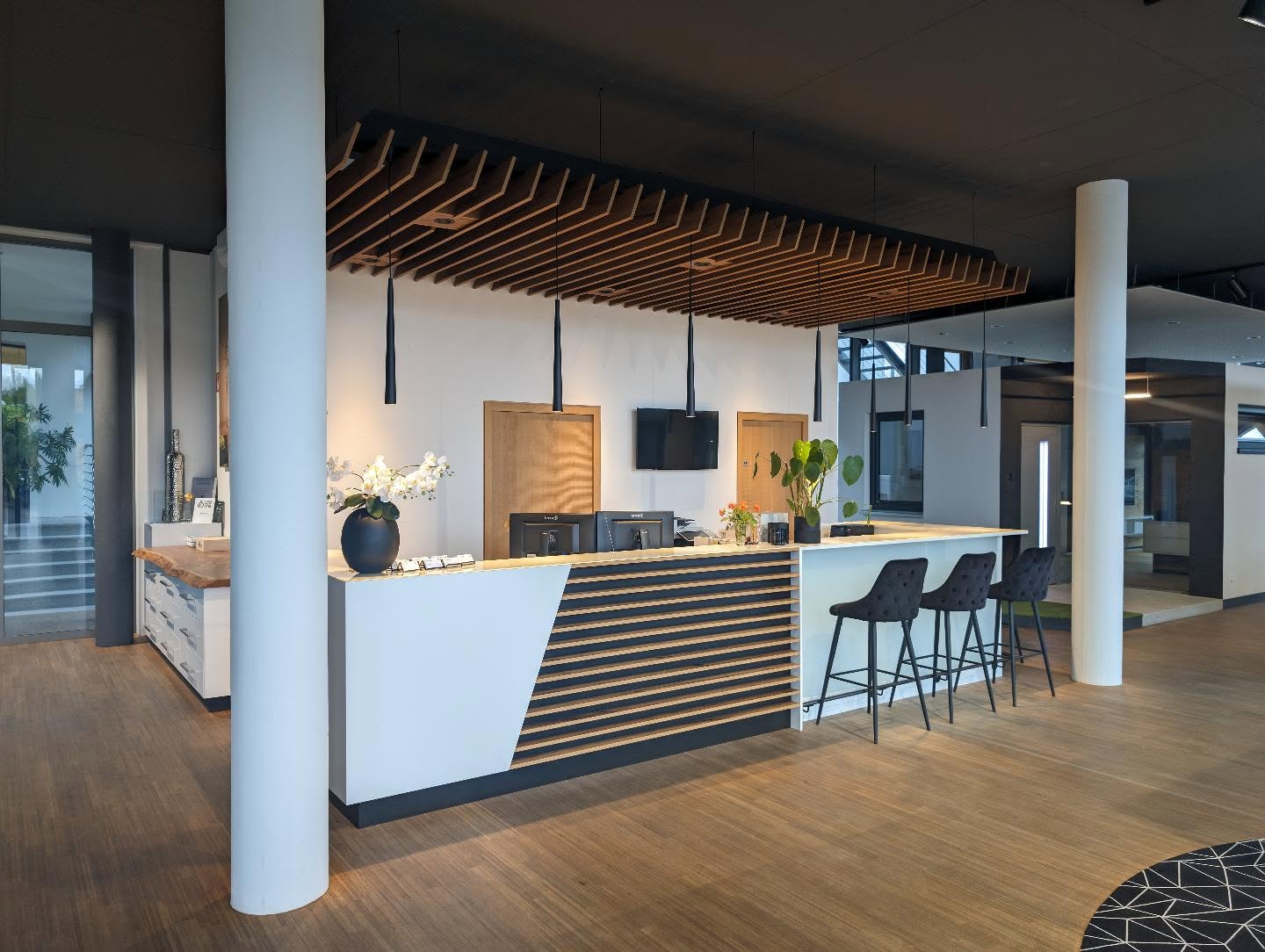 Setz dich doch und komm erstmal an. Der Kaffee kommt gleich.
Es ist immer wieder schön, einfach hier zu sein. In diesem wundervollen Ambiente.