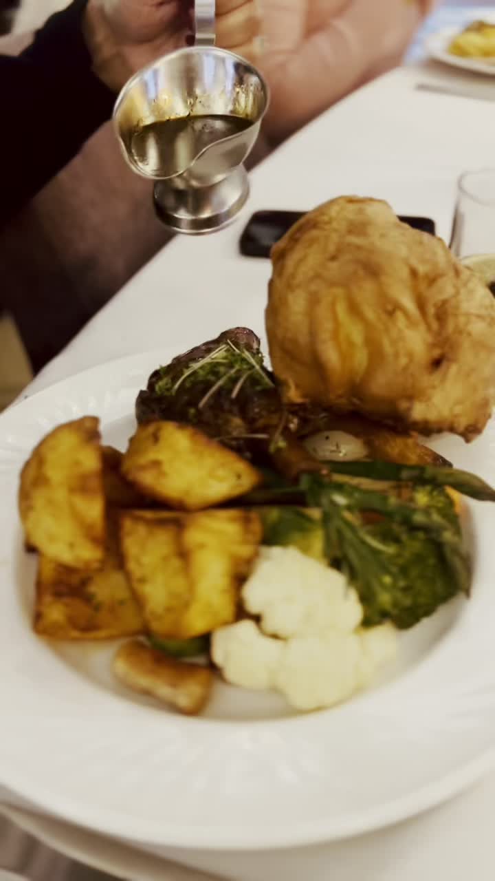 It’s that Sunday kind of love ❤️🍽️
Slow down, gather your favourites, and tuck into a proper Sunday roast at The Parsons Pig—comfort, flavour, and feel-good vibes on a plate. Who’s joining us? 😍🥔🥕