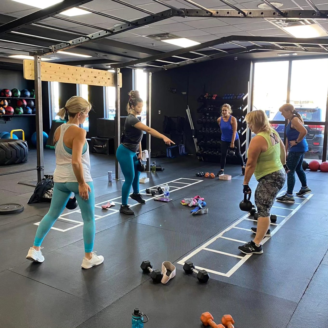 Les cours de groupes ✨ Parfait pour celles qui ont besoin d'un kick de motivation, débutantes ou avancées.
Nos entraîneures sont là pour vous pousser, démontrer et corriger vos mouvements.
Nos classes sont inclusives, ouvertes à tous peux importe l'âge ou l'expérience !
Tu aimerais avoir plus d'informations?
Écris-nous : info.bootybyodely@gmail.com
#teambootybyodely #coursdegroupe