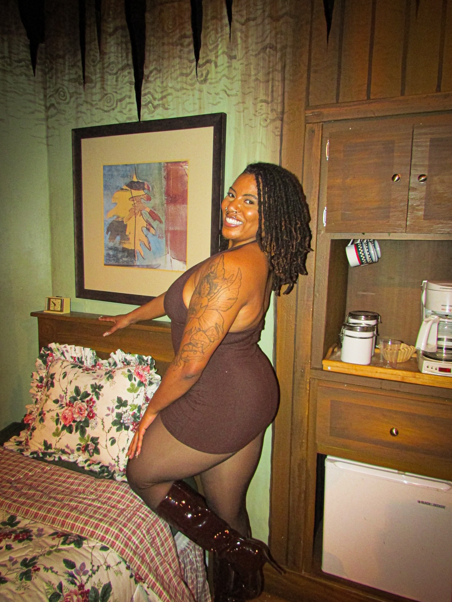 “If I were to redo my shii right now, there’s a really high chance that I’d stay the same because the shii not on me, it’s just how I’m made.” @findmudy 😇💗✨
On the set of “The Wolf You Feed” playing at The VORTEX (@vortex_rep)