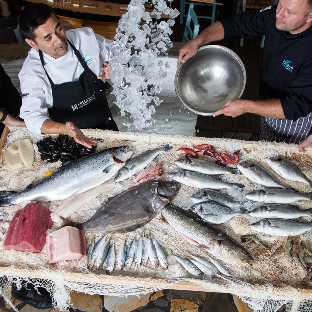 2016 challenge? Z przyjemnością!
Oczywiście, że był z nami Dimitrios, ale stali bywalcy na pewno rozpoznają na zdjęciach jeszcze parę znajomych twarzy!
Graliśmy w tavli, zorganizowaliśmy festiwal ryb i owoców morza i tańczyliśmy zorbę do muzyki na żywo.
W Meltemi zawsze jest trochę jak na wakacjach ☀️⛵️