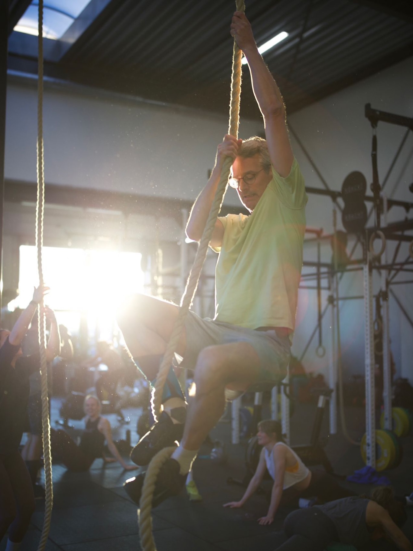 Rope climbs don’t have to feel intimidating 🧗
On Saturday January 24, Daaf breaks the rope climb down into clear, practical steps during this focused workshop.
You’ll work on foot lock technique, body positioning, grip strategy, and energy efficiency, with individual cues and smart progressions for your level. Whether you’re chasing your first rope climb or aiming to move more confidently under fatigue, this session translates directly to your regular training.
👉 Sign up via the SportBit app.
#krachtamsterdam #ropeclimb #gymnasticsstrength #strengthandskill #krachttraining