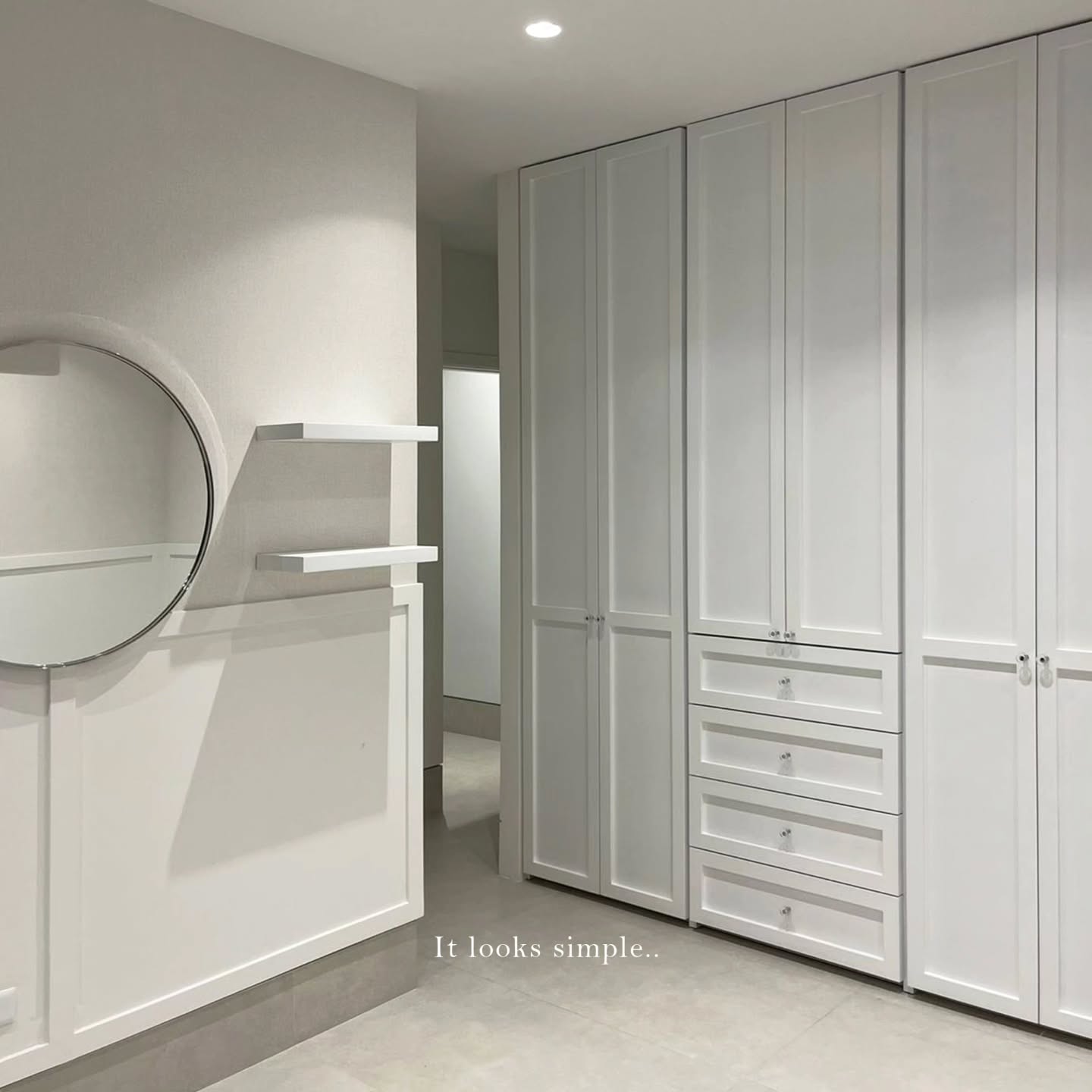 La escala interior Parece simple…
Pero cada detalle está pensado para funcionar mejor.
Desde mobiliario hecho a medida hasta sistemas ocultos que facilitan la vida diaria, diseñamos espacios donde la estética y la funcionalidad conviven en silencio.
En DOS no solo hacemos espacios y edificios. Vivimos en los detalles de una manera que pocos entienden.
The interior scale looks simple…
But every detail is designed to work better.
From bespoke furniture to hidden systems that make everyday life easier, we create spaces where aesthetics and functionality coexist quietly.
At DOS, we don’t just make spaces and buildings we live in the details in a way few truly understand.