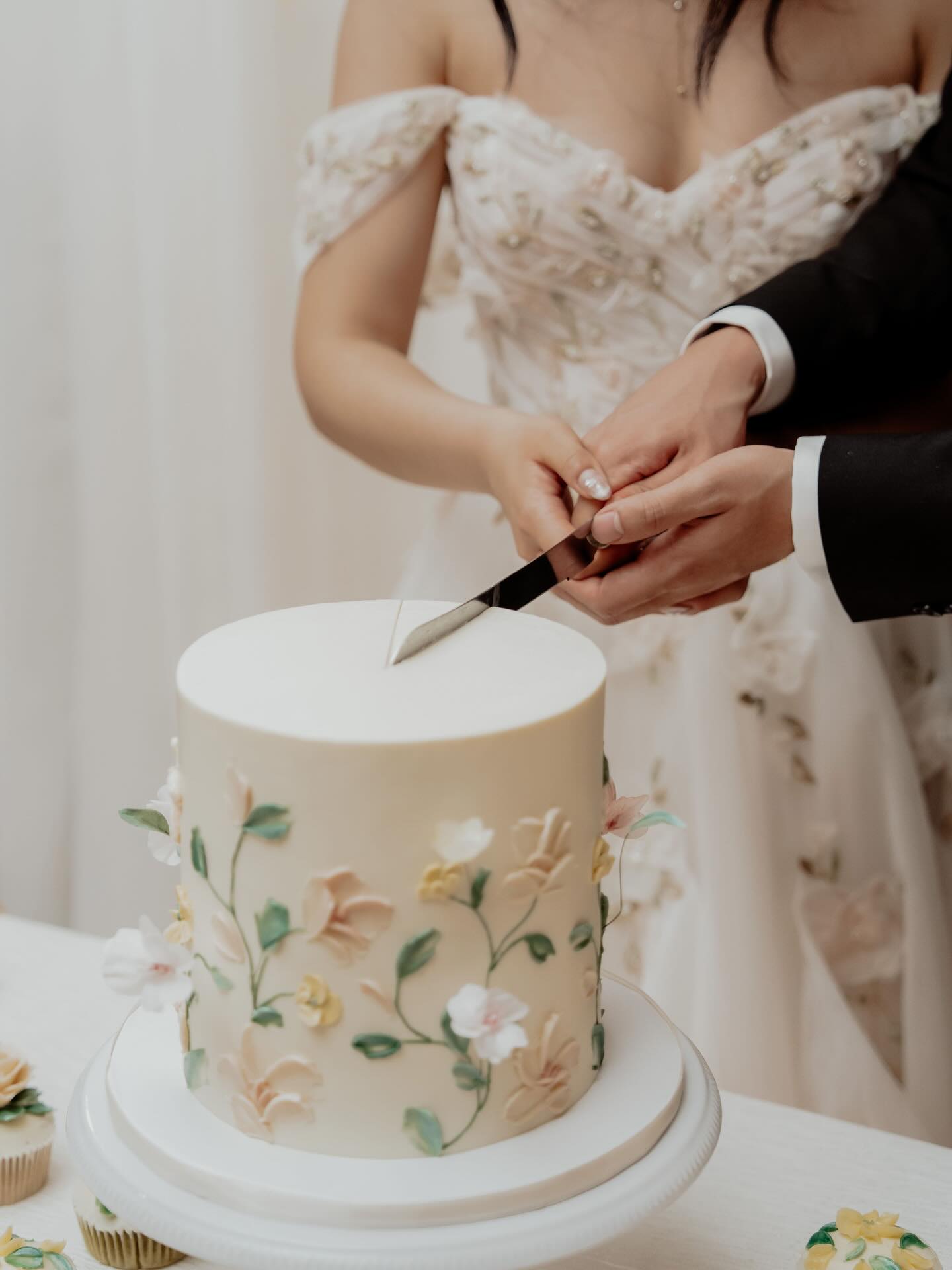 Now that is a perfect cake slice 👌
A few moments from Hannah & Eric’s beautiful wedding
📸: @lumenafilms