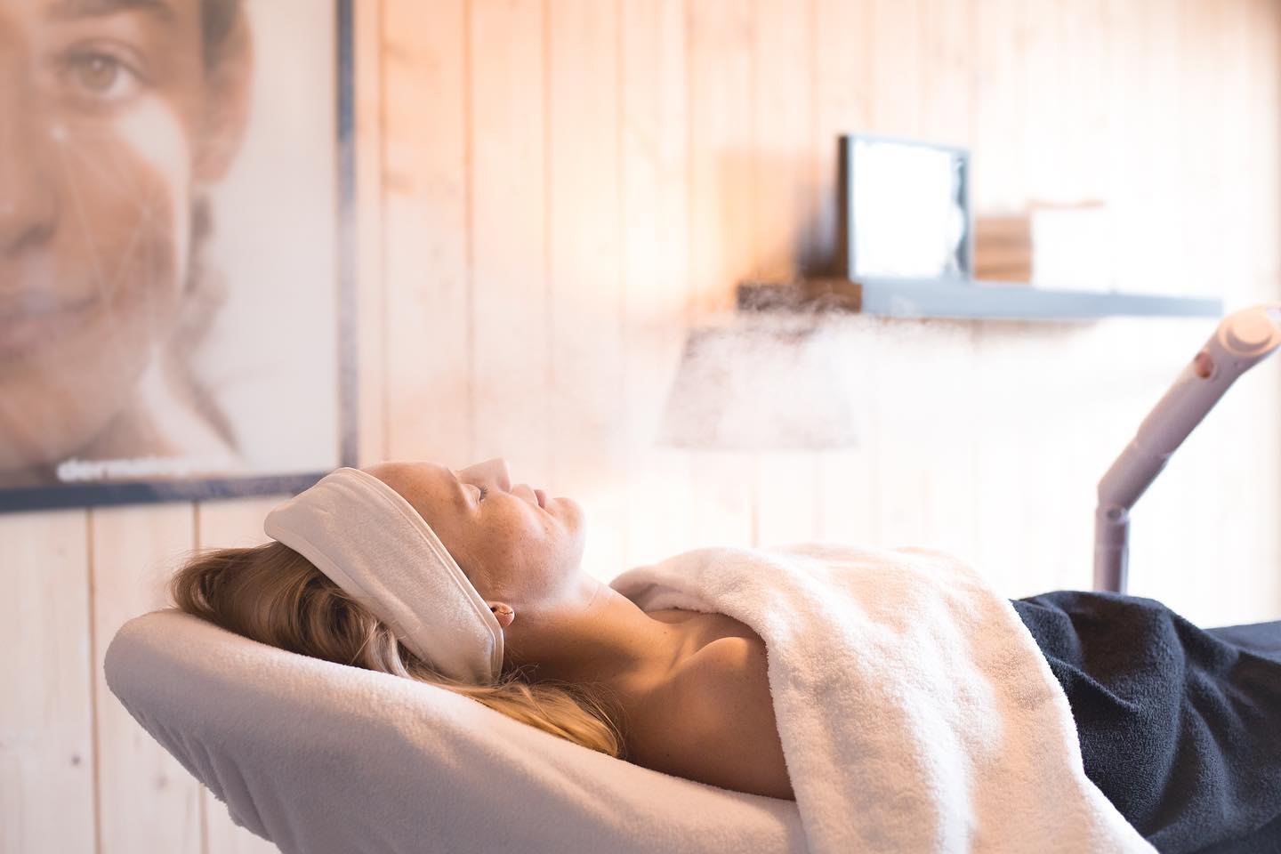 Neem voor jezelf even wat tijd en plan regelmatig een gelaatsverzorging in 💭
Elke behandeling wordt steeds voorafgegaan door een huidanalyse, waardoor de juiste producten gebruikt worden die je huid op dat moment nodig heeft en je hierdoor dus een gepersonaliseerde behandeling krijgt.
Ga met een gezonde glow en stressvrij terug naar huis. En geloof me, je geniet nog enkele dagen na van deze zalige ervaring!