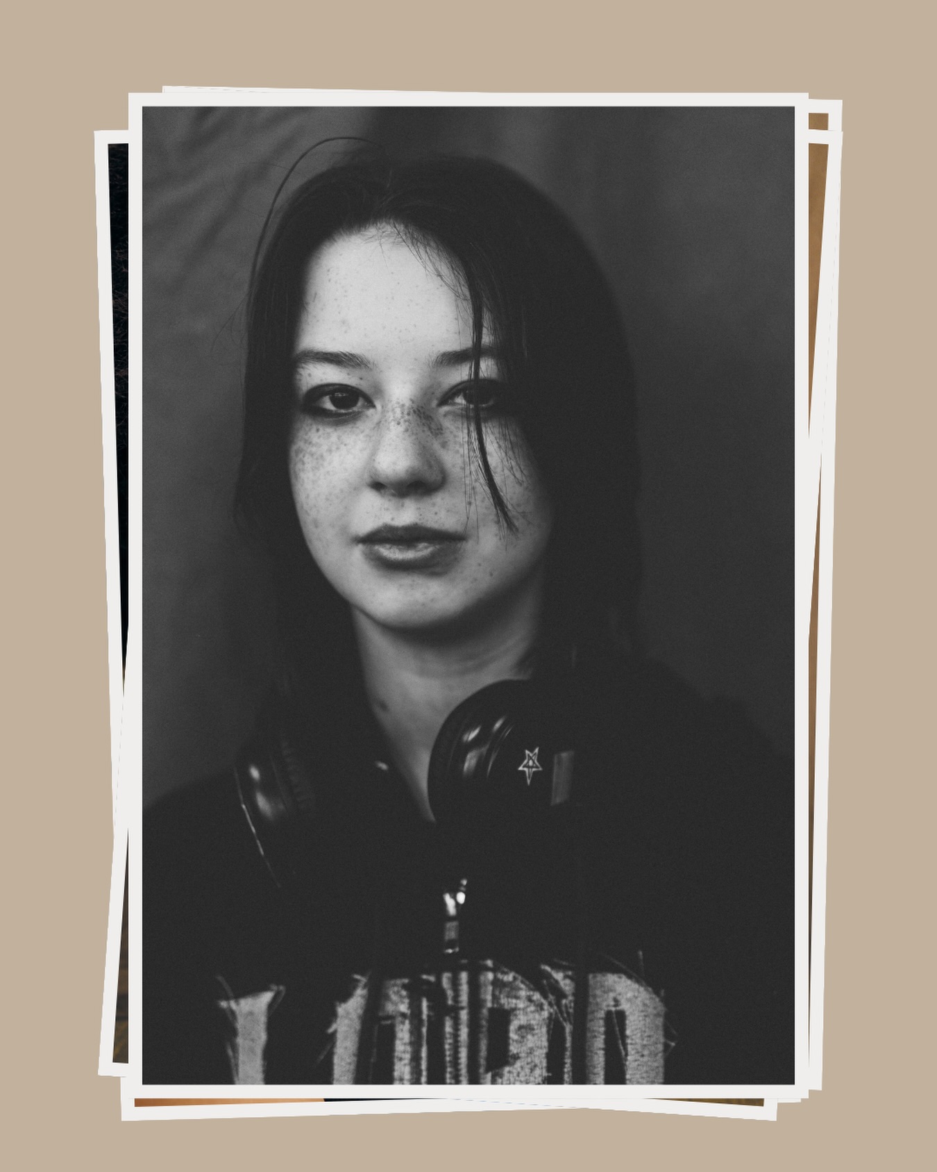 Ich erinnere mich noch genau daran, wie sehr mich die Kritik damals mitgenommen hat. Die Kommentare. Die Beleidigungen. Vor allem von Müttern – oft unter der Gürtellinie. Ihr Kinder sei traumatisiert. Nicht mehr „schön“, nur wegen eines Hintergrunds.
Wegen meiner Bildsprache.
Man will es anders hAven, engagiert mich.
Und plötzlich trifft man genau dort auf Widerstand, wo man eigentlich Verständnis erwartet hätte – bei den Mamas aus dem Dorf. Doch es waren nicht nur sie.
Auch die Väter waren derb. Direkt. Hart.
In dieser Zeit habe ich ernsthaft ans Aufgeben gedacht.
Nicht, weil mir die Arbeit egal war –
sondern weil Worte mehr verletzen können, als viele glauben.
Heute weiß ich: Kritik formt.
Aber sie darf nicht zerstören.
#schulfotografie #schulfotograf