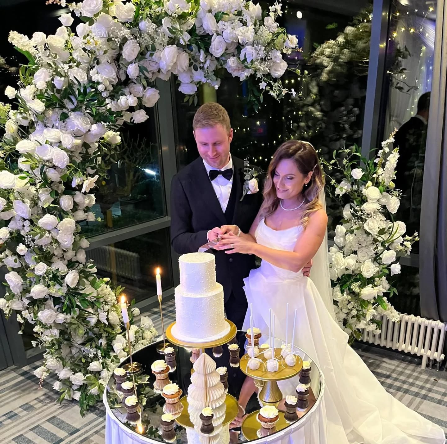 Elevate a traditional moment...
The cake cutting is one of the few classic traditions that almost every couple still includes. Style it well👌🏻
🤍Make it feel modern and personal
🤍Add romance and atmosphere
🤍Help it stand out among the evening events
Thank you to Eugenia & Karl for sharing this fabulous photo of their cake cutting.