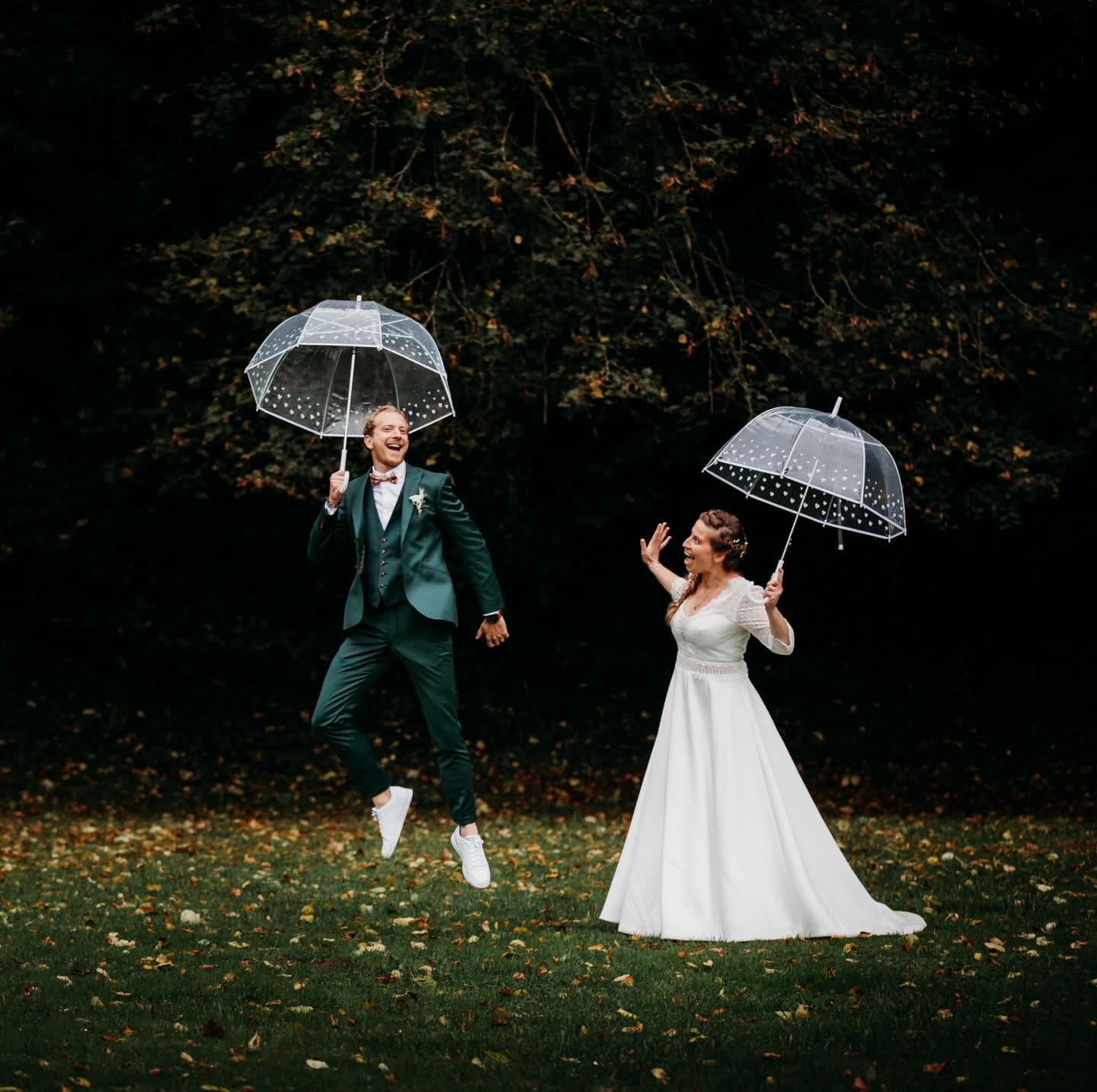 Il pleuvait ce jour-là.
Et pourtant, tout était joyeux.
Johanna & Gabriel ❤️
#mariagesouslapluie #photographenormandie #photoshootcouple #instantvrai #photographerouen