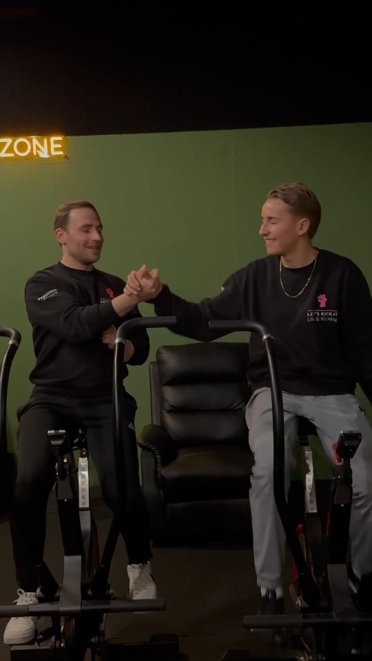 💪 Begin het nieuwe jaar samen sterk en ontvang allebei 1 maand gratis sporten!
Neem gratis je vriend, buurman, collega of sportmaatje mee voor een dag trainen bij Life and Kicking.
Wordt diegene daarna lid voor 1 of 2 jaar?
🎁 Dan ontvangen jullie beiden 1 maand gratis!
Start 2026 goed, motiveer elkaar en maak van samen sporten een gewoonte. 💛
Meld je samen aan bij de frontdesk.
#lifeandkicking #BringAFriend #samensterk #traintogether #ijburg lifeandkickingcommunity