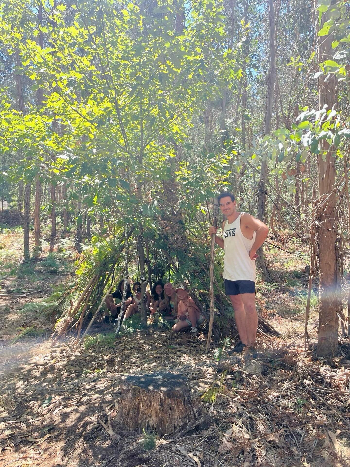 Kids club!
During our Summer weeks we have free kids activities twice a week. Fun for the kids and perfect time for parents to join yoga, or book a massage or breathwork session.
Last year Deveza team members Yannick and Lois built a hut together with our smallest guests, and how proud they were!! And the kids as well 😄
Besides our kids club, there’s a lot to do around Deveza. Hikes, canyoning, padel, rivers and waterfalls, parks with playgrounds for the littlest ones and the beach is only an hour away. Although, to be honest, most kids just want to stay at Deveza at play in the pool 😁
.
#kidsclub #kidsactivities #glampingportugal #glamping #smallscale