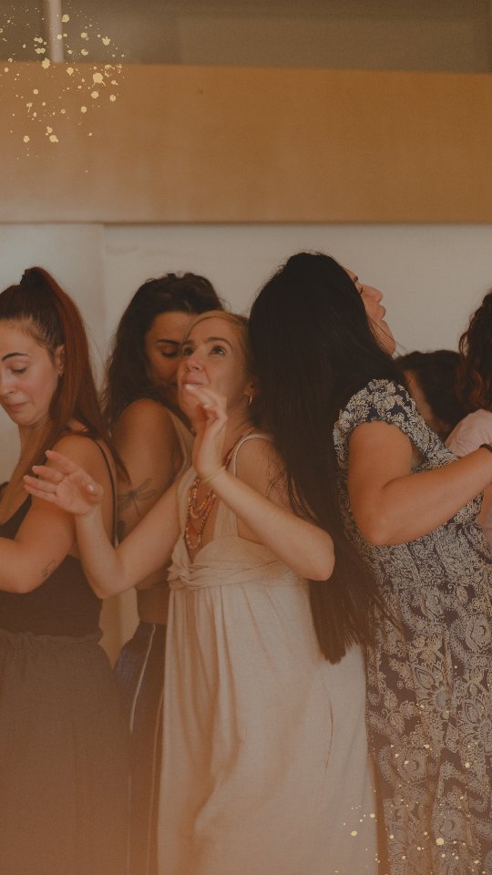 🦋
No início de 2023 dei um passo que não sabia que me ia transformar tanto. A 1.ª edição da Especialização em Movimento Terapêutico nasceu de um lugar muito silencioso dentro de mim.
Um lugar onde o corpo já sabia,
onde a experiência pedia forma,
e onde a alma sussurrava: é por aqui.
Desde então, tanta vida foi vivida.
Cresci. Aprofundei. Despi camadas.
Este caminho deu-me maturidade, enraizamento
e a coragem de confiar num método que não é apenas estudado, é vivido. Um método que reúne o essencial de tudo o que fui aprendendo, integrando e confirmando no corpo, ao longo do tempo.
Nestes anos formámos quase 100 Especialistas.
Mulheres com quem caminhei de perto,
com quem partilhei horas de presença, de dúvida, de revelação. São, sem dúvida, as minhas alunas mais próximas. Porque quando se investe assim, com verdade, cria-se vínculo.
Neste grupo estavam mulheres que ainda hoje estão ao meu lado. Algumas muito próximas. Outras seguindo o seu caminho, mas sempre no meu coração. ♥️
Que caminhada esta... Não sei se esta formação continuará neste formato por muito mais tempo.
É a mais exigente que facilito. Pede corpo inteiro, presença real, escuta profunda. E pede-me tudo. Talvez por isso seja também o espaço onde mais transformação aconteceu. Onde mais seres se reencontraram. Onde mais verdade emergiu.
✨ Estão abertas as inscrições para a 5.ª edição.
Começamos em Março. E talvez… seja uma das últimas oportunidades de a viver assim. Se este vídeo te toca, não é por acaso. O corpo reconhece antes da mente.
Com Amor, ❤️
Lisa Bompastor
Partilhem para que mais gente se possa juntar!
📸 @soulcreations_studio
Agenda
Especialização em Movimento Terapêutico
5ª edição / Março a Julho - Porto
Inscrições abertas
Facilitador em Movimento Consciente & Dança Expressiva
2ª edição / Março a Maio - Online
Inscrições abertas
- Link na bio -
#movimentoterapeutico #dançaterapia #movimentoconsciente #presença #autenticidade almaecorpo lisabompastor espiritualidadefeminina terapiadocorpo psicologiacorporal mindfulmo ementas