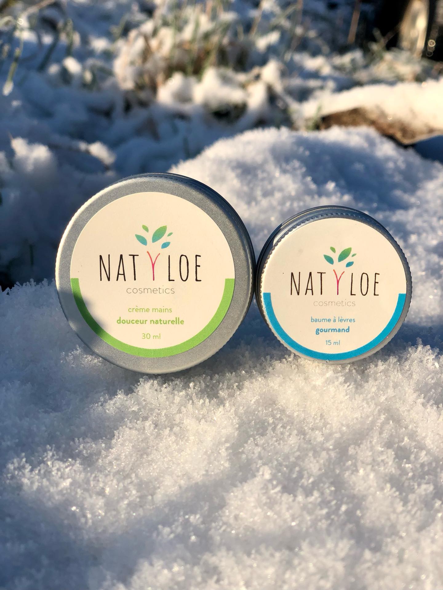 ❄️ Mains sèches ? Lèvres gercées ?
Cet hiver, offrez-leur une protection naturelle et bio !
🌿 Crème mains à l’avocat → nourrit intensément, apaise et protège la peau du froid et des lavages répétés. Riche en vitamines et acides gras essentiels, elle aide à garder des mains douces, confortables et protégées tout l’hiver 🌿
💋 Baume lèvres au beurre de cacao, huile de coco & cire d’abeille → hydrate, répare et sublime. Des lèvres douces, confortables et protégées tout l’hiver, naturellement
Des soins doux, efficaces et respectueux de votre peau et de la planète 🌎✨
Résultat : mains douces, lèvres confortables, hiver maîtrisé !
Retrouvez les sur la boutique Natyloe Cosmetics en lien dans la bio
https://www.natyloe.fr/boutique
#CosmétiquesNaturels #Bio #ProtectionHiver #CrèmeMains #LèvresHydratées #SoinNaturel #HydratationIntense #BeautéNaturelle #RoutineHiver #Avocat #AcheterNaturel