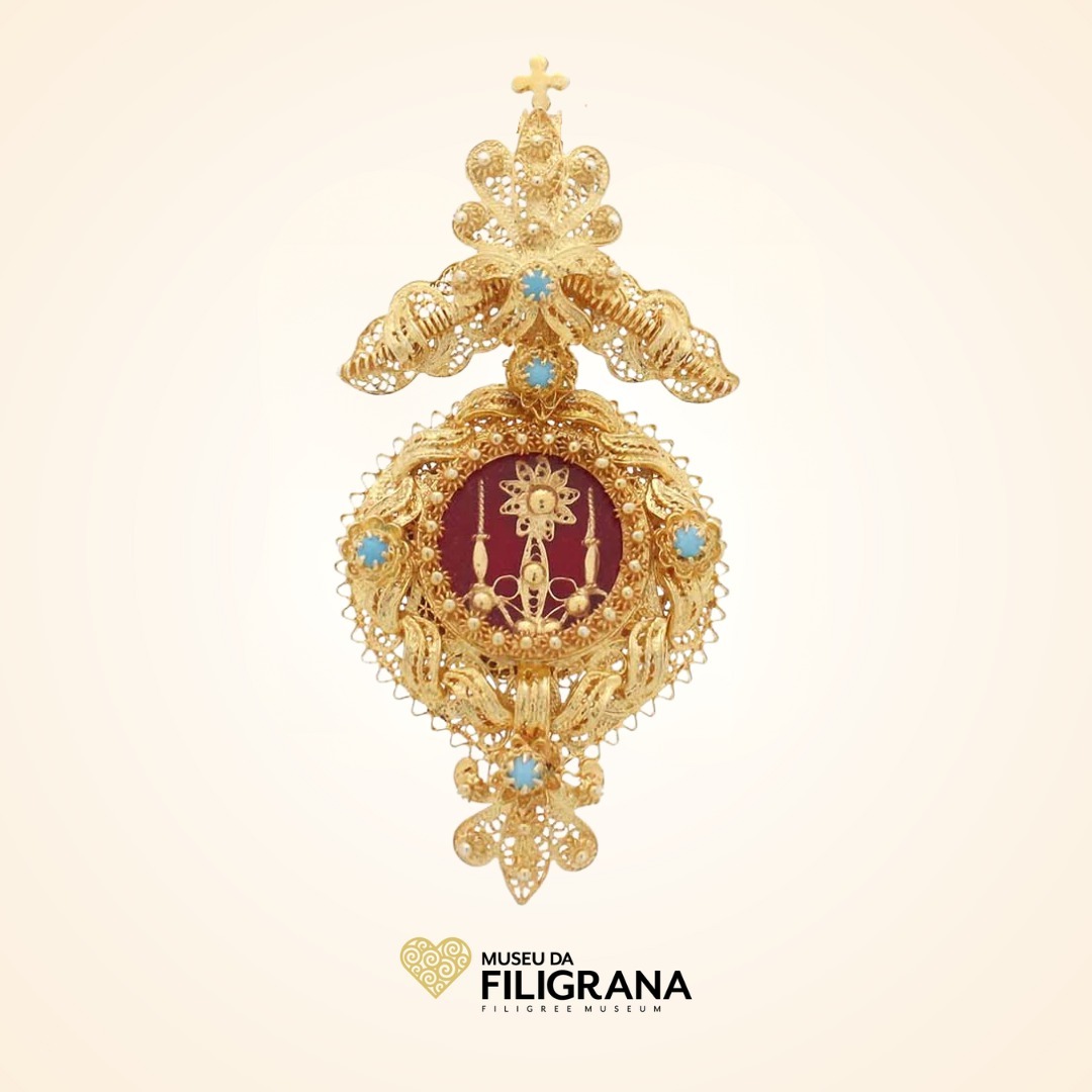Anselmo 1910 apresenta na loja do Museu da Filigrana o relicário em prata dourada.
Presenting at The Filigree Museum store tge gold plated sterling silver filigree pendant.
#pendente #pratadourada #filigrana #joalharia #tradicional #manual #religioso #minho #portugal #pandant #goldplatedsterlingsilver #filigree #jewelry #traditional #handmade #religious #filigree