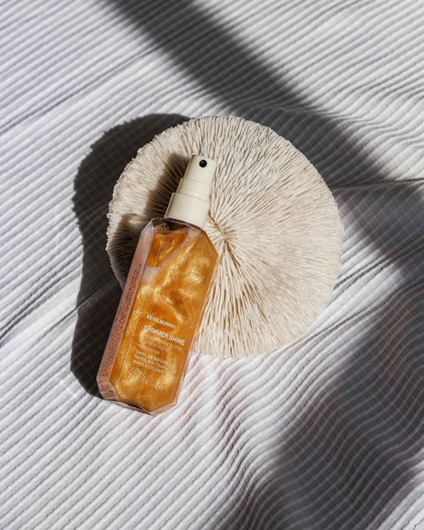 SHINY.KORAAL #shimmershine #kevinmurphy #koraal #gold. Photo by @chanti_surf @valerievanseters