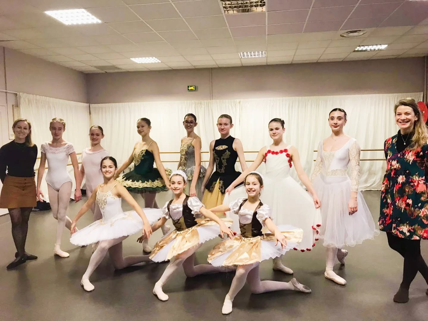 🩰 Dimanche avait lieu notre répétition générale pour les concours de janvier et février !
Quelle belle énergie, quels progrès et quelle passion chez nos artistes✨
Bravo à toutes pour leur travail et leur engagement 👏
Un immense merci à Marie pour son regard de jury bienveillant et constructif 💫
@marie_girard_inspiration_mg 💖
Et merci aux parents pour leur soutien indéfectible ❤️
Cap sur les concours, prêtes à briller et profiter ! 🌟
En route pour la scène !
#danse #concoursdedanse #eysinesmaville #eysines #eysinesculture #lacinquiemearabesque #bordeaux #bordeauxmaville #bordeauxmetropole #concoursdansepassion #concourslesespoirsdeladanse #bassindarcachon #balletcompetition #arcachon #audenge #audengemaville #merignac #merignacmaville #Blanquefort #bruges #lebouscat #lehaillan #saintmedardenjalles #danseuses #balletdancer #ballet #dax #lagrandemotte #montpellier #danseclassique