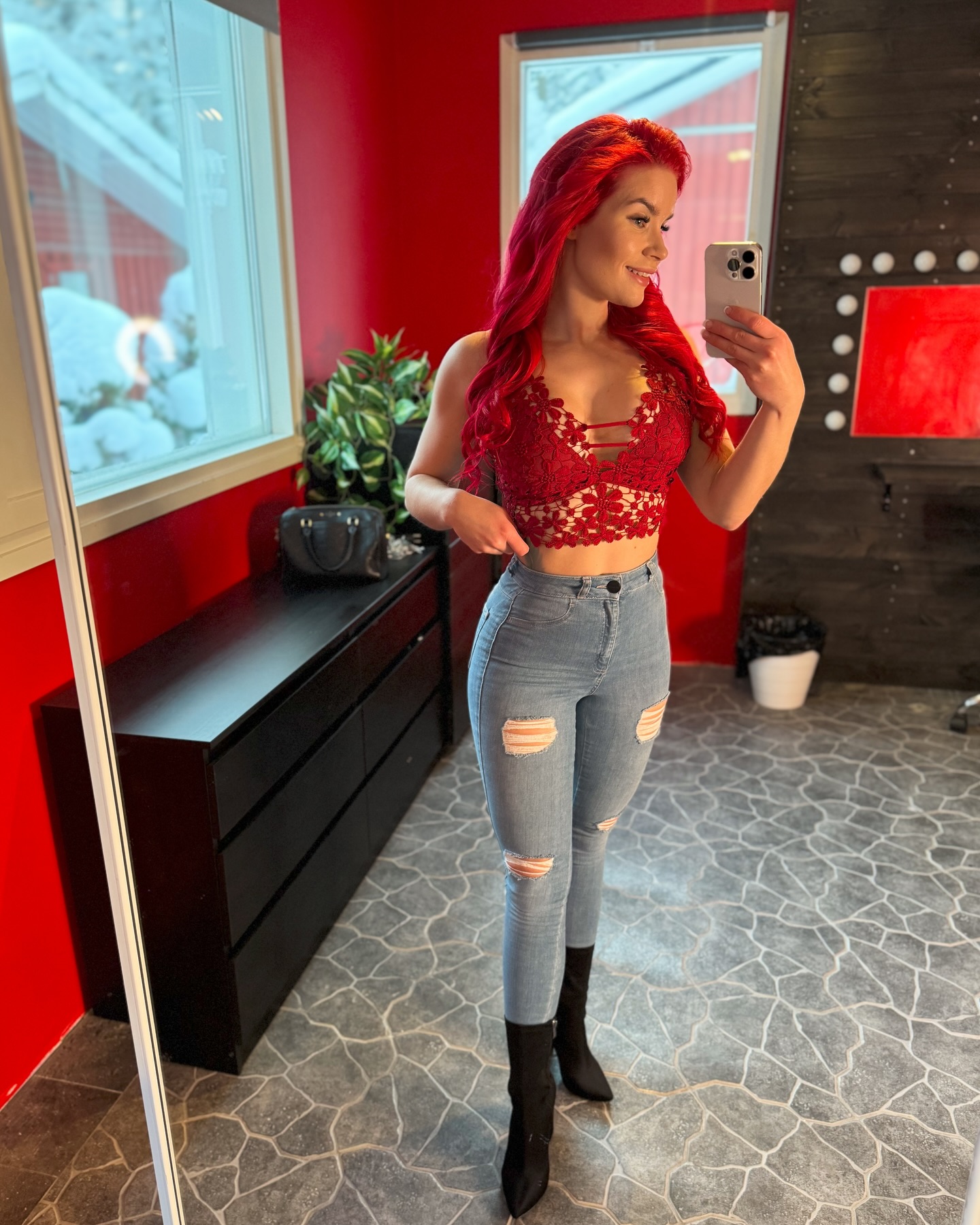 Esittely pitkästä aikaa! ✨
✨ Ikä: 34v
✨ Pituus: 156cm
✨ Lempiväri: ❤️
✨ Silmien väri: vihreä/sininen/seka 👁️
✨ Harrastukset: Luistelu, ruoanlaitto/leipominen, palapelit ⛸️🧩👩🍳
✨Arki: Puuseppä- opiskelija, sisällöntuottaja, parturi- kampaaja 🪚🎥💇♀️
✨ Perhe: Aviomies ja 2 poikaa 🧒🧒 (+bonuslapset)
✨ Lempibiisi: tällä hetkellä 3 Doors Down - Be Like That
✨ Paikkakunta: Jyväskylä, mutta Kuopiosta kotoisin
✨ Luonne: Periksiantamaton, määrätietoinen, vahva, tunteellinen, ajattelevainen, impulsiivinen! Joskus ajattelen asioita tooosi pitkään eri kantilta, ja sit joskus teen tunteiden mukaan huonoja impulsiivisia ratkaisuja. Jos jotain päätän, niin se kyllä pitää! Itken todella helposti!
✨ Diagnoosit: ADHD, astma, refluksitauti
✨ Haaveita ja unelmia: Haluan olla hyvä vaimo ja äiti kotona, joka toteuttaa omia visioitaan ja käyttää luovuutta yhdistäen yrittäjyyden ja läsnäolon kotona ❤️
✨ Tärkeitä oppeja:
1️⃣ Itsekkyys. Kantapään kautta. Haluaisin aina auttaa kaikkia, myös omien voimavarojen kustannuksella. On kuitenkin tärkeää ajatella itseään.
2️⃣ Mitä läsnäolo oikeasti tarkoittaa ja kuinka olla läsnä.
3️⃣ Kuinka paljon itsetunto vaikuttaa KAIKKEEN. Itsetuntoa pitäisi kaikkien kehittää, pääsee elämässä paljon pidemmälle, kun on varmempi itsestään! 🙏
✨Mitkä asiat ärsyttää:
1️⃣ Hidastelevat ihmiset. Jos joku kävelee toosi hitaasti keskellä tietä/käytävää. Tai ei ymmärrä ennakoida autolla ajaessa. 🐌
2️⃣ Maalaisjärjen puute. Se saa mun pään jumiin 🫠
3️⃣ Jos on nälkä. Silloin mulle ei kannata puhua 😂🫢
Semmoinen esittely tällä kertaa! Kysy jos haluat tietää jotain lisää tai kerro jotain itsestäsi! 🤗
#esittely #minä #itsensäkehittäminen #hyvinvointi #ADHD