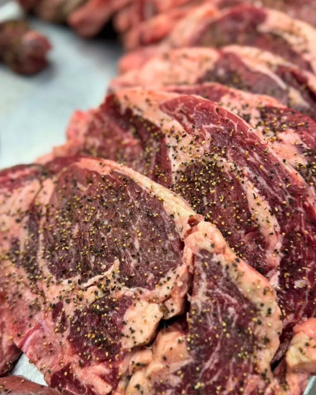 That marbling isnāt an accident ā itās the result of decades of intentional breeding. Reminisce Angus Ranch in Dillon, Montana focuses on genetics that prioritize flavor and tenderness, and you can see it in every beautifully marbled cut.
Liberty Cattle proudly sources beef like this and delivers it straight to your door.
..
..
#BetterBeef #MontanaBeef #BeefDelivered #GrillBetter #FarmToDoor #LibertyCattle #LibertyCattlemt