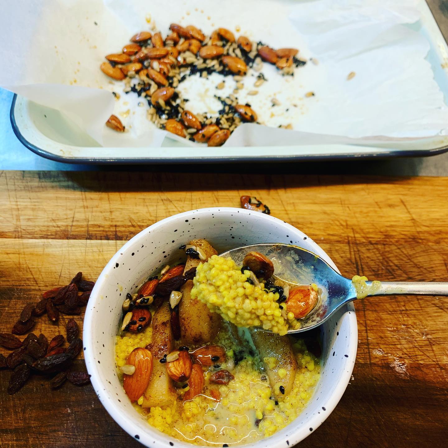 Comfort food!
Creamy millet porridge with stewed apples and honey roasted seeds and nuts. The perfect breakfast for the cooler weather.
Millet is gluten free and high in antioxidants. Recipe 👇🏽
1/2 cup millet
2 cups water
1 cup almond milk
1 tsp cinnamon
1/2 tsp turmeric
Stew your fruit with a little water, lemon and spice for 5 min.
Mix seeds and nuts with a drizzle of honey and bake. Black sesame take it to the next level! Throw in some goji on top.
#wholesomekitchen #plantmadewa #milletperth #perthhomecook