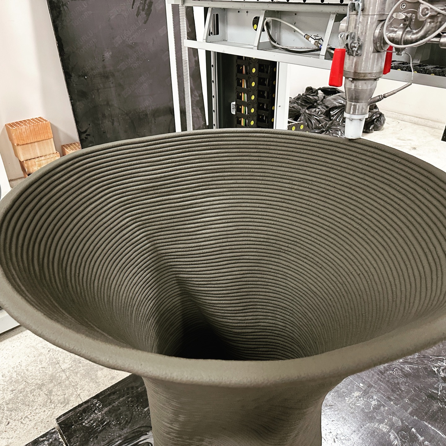 This geometry is printed fully unsupported.
No molds, no scaffolding, no temporary supports.
The concrete remains self-bearing throughout the process,
enabled by controlled rheology, continuous toolpath
and precise layer-to-layer load transfer.
What you see standing is not post-supported —
it is structurally alive during printing.
#3dconcreteprinting
#unsupportedprinting
#materialrheology
#continuouspath
#roboticfabrication