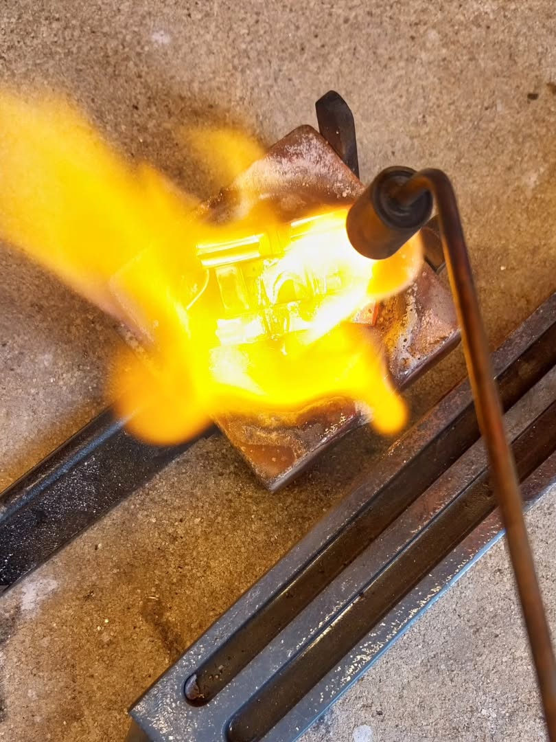 Nieuwe energie in het nieuwe jaar
De feestdagen zijn voorbij, de kerstboom is opgeborgen en het huis krijgt weer ruimte om te ademen. Januari is hét moment voor een frisse start – niet alleen in huis, maar ook in je juwelenkistje.
Neem eens de tijd om je sieraden uit te zoeken. Die ene oorbel zonder partner, een kapotte armband of een juweel dat ooit bijzonder was maar vandaag niet meer bij je past.
Stukken die onder het stof zijn verdwenen, maar nog steeds een verhaal dragen.
Waarom ze laten liggen, als je ze nieuw leven kunt geven? Door oud goud of bestaande stenen te herwerken tot een eigentijds juweel, creëer je iets unieks dat perfect aansluit bij jouw stijl van vandaag.
Zo wordt wat vergeten was opnieuw waardevol – met nieuwe energie en betekenis.
✨ Geef je oude juwelen een tweede leven en laat een persoonlijk juweel op maat maken.
#goudsmid
#duurzaamjuweel
#juweelontwerp
#goud
#uniekejuwelen