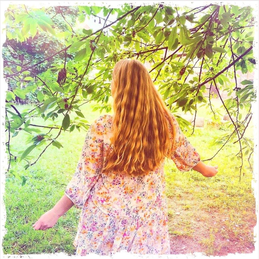 IN TIMES OF TRANSITION
Just give yourself some time.
Es ist der Übergang zischen etwas das war und etwas das sein wird.
Ein Stückchen mehr von Dir.
Etwas, das im Grunde genommen schon ist und gleichzeitig entdeckt und belebt werden möchte.
Etwas in das dein Odem, Dein Lebensatem einzufliessen beginnt.
Hier ist es ganz natürlich zu straucheln & zu stolpern.
Ein kleines Gleichgewicht endet und gibt Raum für ein gleichviel und doch größeres Bewusstsein.
Alles verändert sich & stellt sich neu ein.
Dein bewusster Raum wächst.
Dein Körper klärt sich auf zellularer, emotionaler, mentaler & energetischer Ebene.
In Zeiten des Übergangs, sei gut zu Dir.
Sanft & liebevoll wie eine Mutter mit ihrem Neugeborenen.
Pamper yourself.
Schlafe auf dem Balkon & schau in die Sterne.
Gib Dir gesundes Wasser & nährendes Essen.
Lass Dich auf dem See treiben & erlaube Dir den Augenblick, wo nichts, absolut nichts mehr da ist.
Lass einfach alles da wo es gerade stattfindet.
Lass es einfach Leben sein, während Du neue Wege betrittst, auf denen es vielleicht keine vorgezeichneten Fußspuren mehr gibt, barfuss und splitternackt, da wo vielleicht alles, was Du bisher kanntest endet und was Du zu wissen glaubtest nicht mehr greift.
Du dich so weit macht & öffnest, bis Du alles hinter Dir lässt, was Dich zurückgehalten hat.
Bis es keine Fragen mehr gibt und alles die Antwort ist.
Und dann, auf einmal…
… dann betrittst du einen Raum in dem es klingt:
Es ist.
🌹✨
einfachduselbst.com
Foto by Elena
#einfachdusebst #webdesign #essenzcoaching #naturallifebalance #worklifebalance #beyourself #stressmanagment #coaching #seminare #empowerment #einfachsein #allesistmöglich #youaredivine
#youaretthefire #dowhatyoulove #getinspired #letitflow #selflove #makeselflovecoolagain #makeselfloveapriority