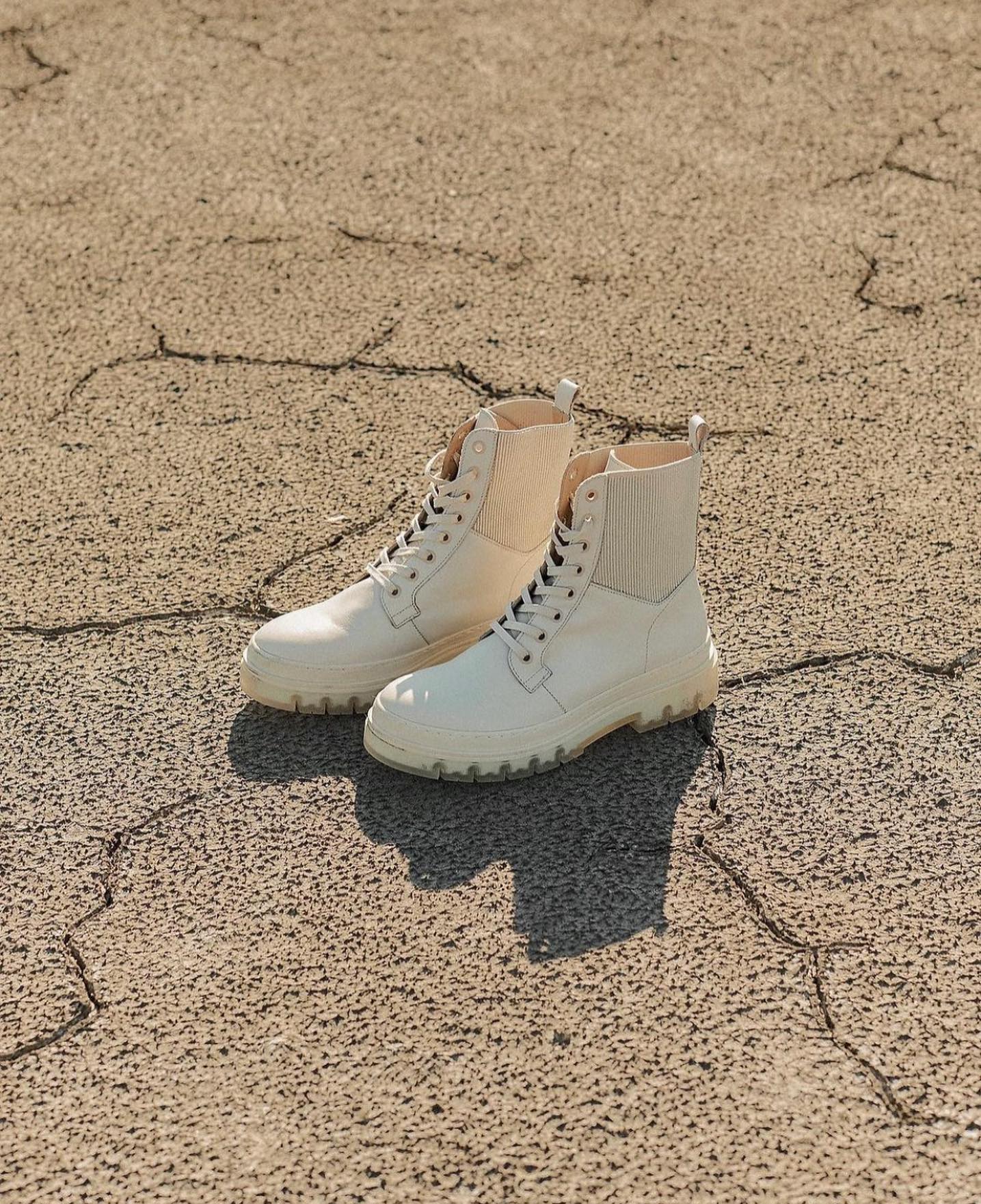 A little obsessed with these @humilityofficiel Ecru Boots 🌞