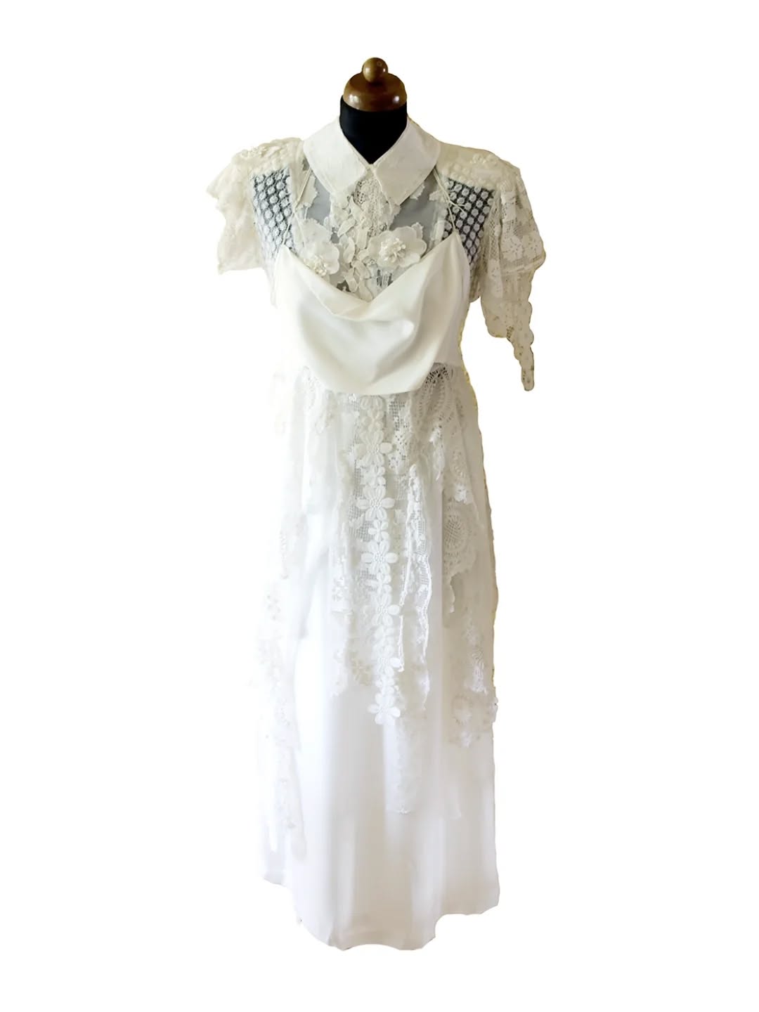 Upcycled dress from fabric scraps, remnants and deadstock laces, all in white, only one and ready-to-wear for You.
#upcycledbridaldress #upcycling #sustainablewedding #onlyone #klarazidkova