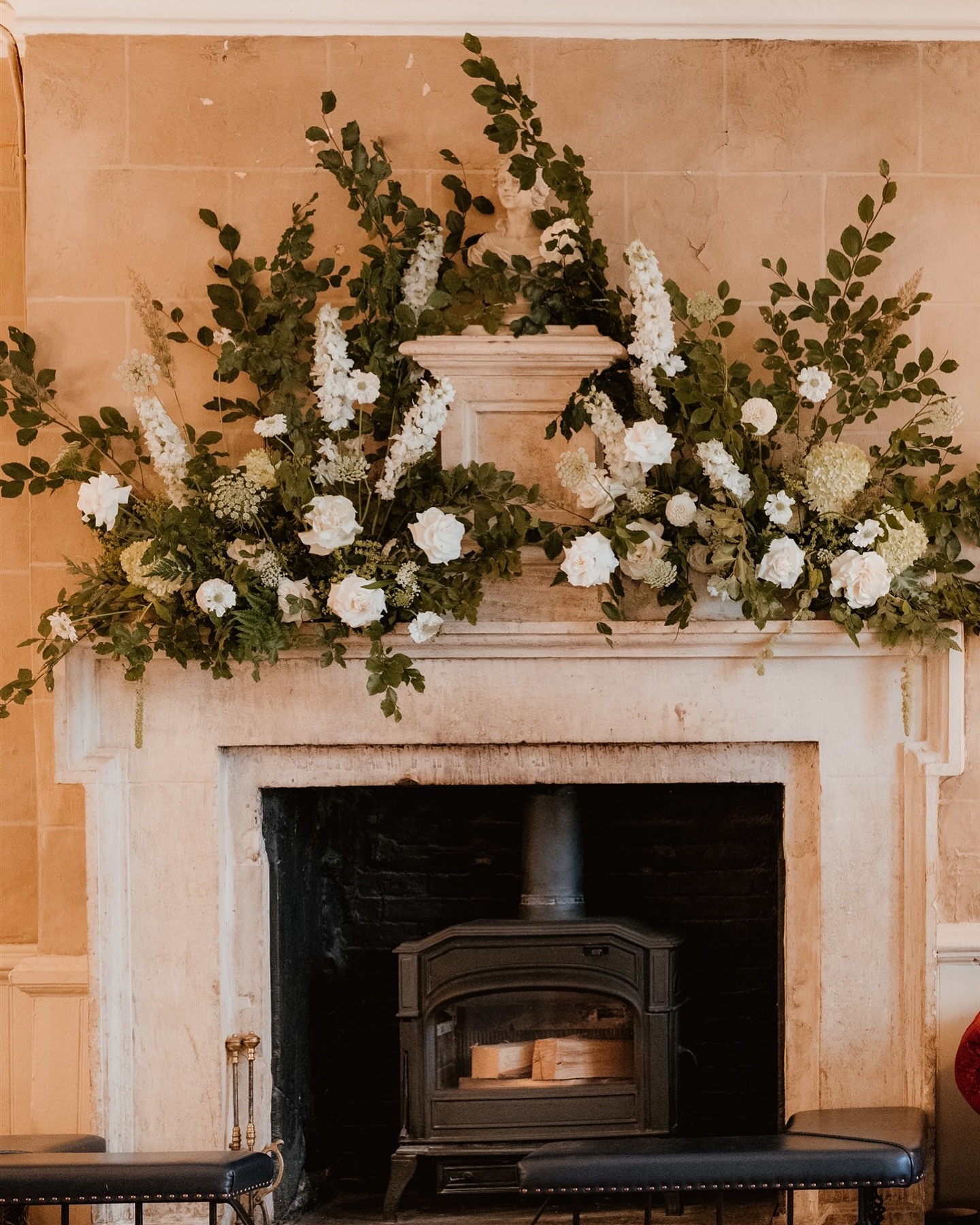 INTO THE WARMTH. Step on in, make yourself at home. That’s what an open fire or log burner says, right? And what a statement it makes on your wedding day! (Particularly with gorgeous mantelpiece flowers, like Rachael’s)
Photographer: @sharrongibsonphoto
Venue: @themarlborougharms
Florist: @wildrose.florist
#weddingplanneroxfordshire #countryaesthetic #townhallwedding #manteldecor #mantelpiece #oxfordwedding