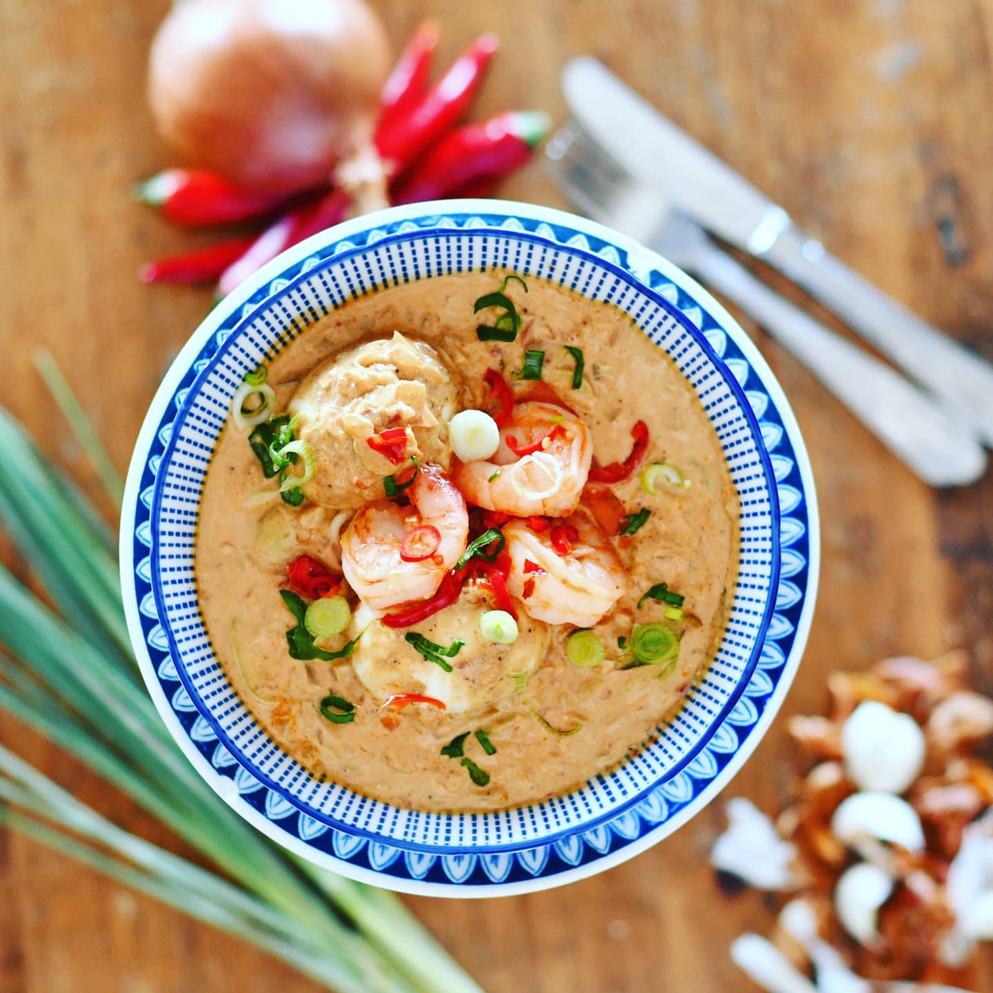 Ons favoriete voorgerecht is de Eitjes van tante Bea. 🍳 Twee gekookte eitjes in een saus gegarneerd met sappige garnalen🦐