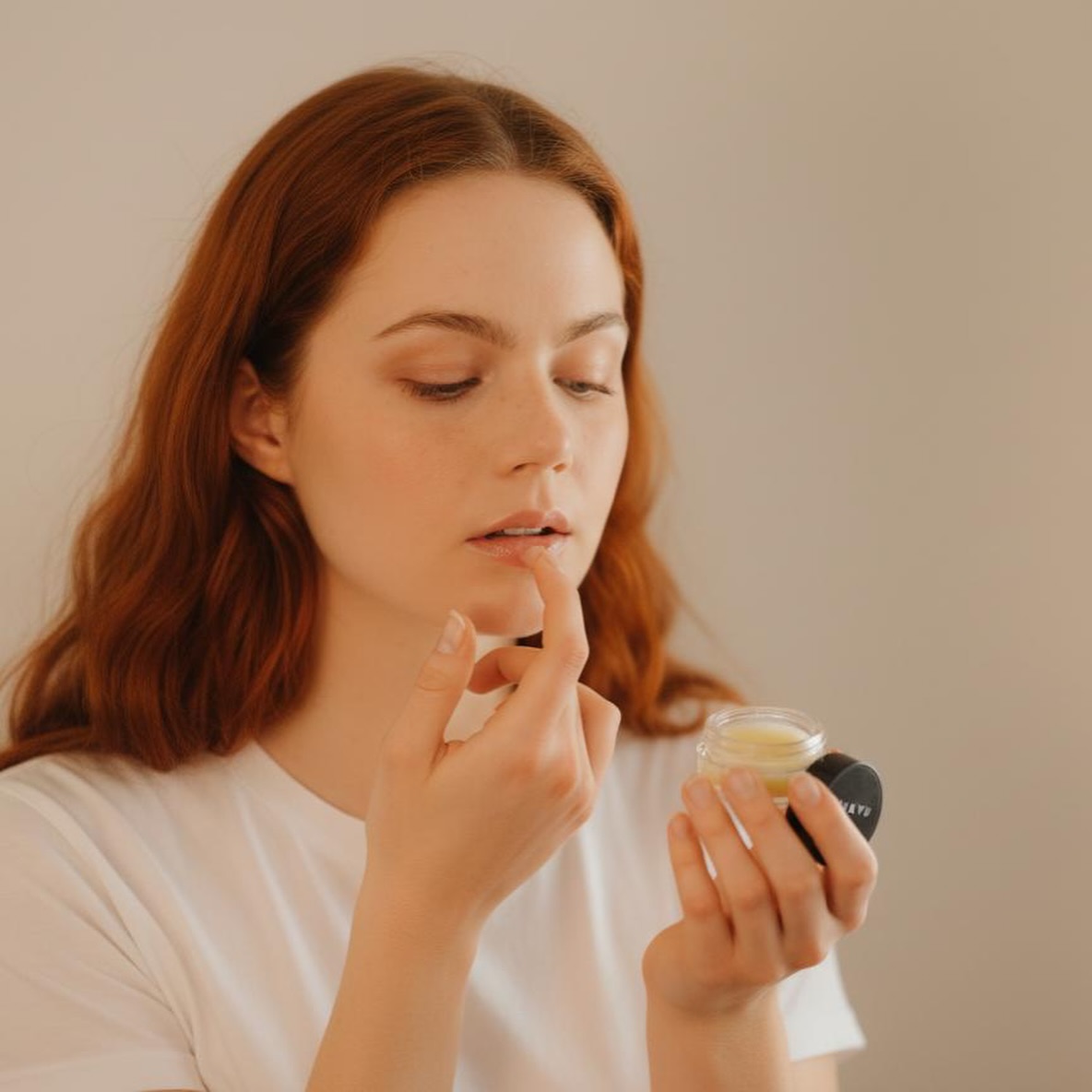🆕 ✨Welches Beauty Essential habt ihr eigentlich IMMER in der Handtasche? Bei uns ist es neben einem Hydra Mood Spray (Vera: Mood No. 1, Bibi: Mood No.3) ganz klar ein guter Lip Balm. Einer, der zuverlässig pflegt und schützt, lange hält, gut riecht...
Genau so etwas wollten wir kreieren: Ein Balm, der trockene Lippen schützt, aber auch als 🆘-Helfer bei sehr trockenen Hautstellen für Mundwinkel, Nagelhaut, Ellbogen oder im Gesicht funktioniert und abends als nährendes Overnight Treatment kleine Wunder 🪄 vollbringt. Und wir sind ziemlich sicher und ein bisschen stolz, dass wir euch genau das heute vorstellen dürfen:
Unser neuer Lip Balm enthält als Herzstück 8% Ghee, im Ayurveda auch flüssiges Gold 🍯 genannt. Geklärte Bio-Butter, die seit Jahrhunderten bei innerer und äußerer Trockenheit eingesetzt wird. Ghee gilt als besonders sattvisch (rein, ausgewogen), tief nährend und ausgleichend. Es enthält kein Wasser und keinen Milchzucker mehr, dafür wertvolle Fettsäuren, die die Hautbarriere unterstützen, die Regeneration fördern und helfen, Feuchtigkeit in der Haut zu halten.
Ausserdem enthalten sind reichhaltiges Rizinusöl, Jojobaöl und Brokkolisamenöl, beruhigendes Bisabolol und unser eigener Nachtkerzen-Ölauszug. Die Nachtkerze ist reich an Omega-6-Fettsäuren, wirkt entzündungshemmend und hautberuhigend. Unsere Nachtkerzen wachsen in Vorarlberg und werden nach Sonnenuntergang von Hand geerntet und noch in derselben Nacht in Öl ausgezogen.
👉🏻Ein kleiner viraler Beauty-Hack, den wir lieben 🥰 :
Ein Hauch des Balms unter dem Augen-Concealer wirkt wie ein natürlicher Primer 🤯. Besonders bei reifer oder sehr trockener Haut setzt sich der Concealer so weniger in feinen Linien ab und die Haut wirkt glatter und frischer
Vielleicht wird der Lip Balm auch euer neuer täglicher Begleiter? Wir freuen uns auf euer Feedback! 🩷
#skincare #lipbalm #ayurveda