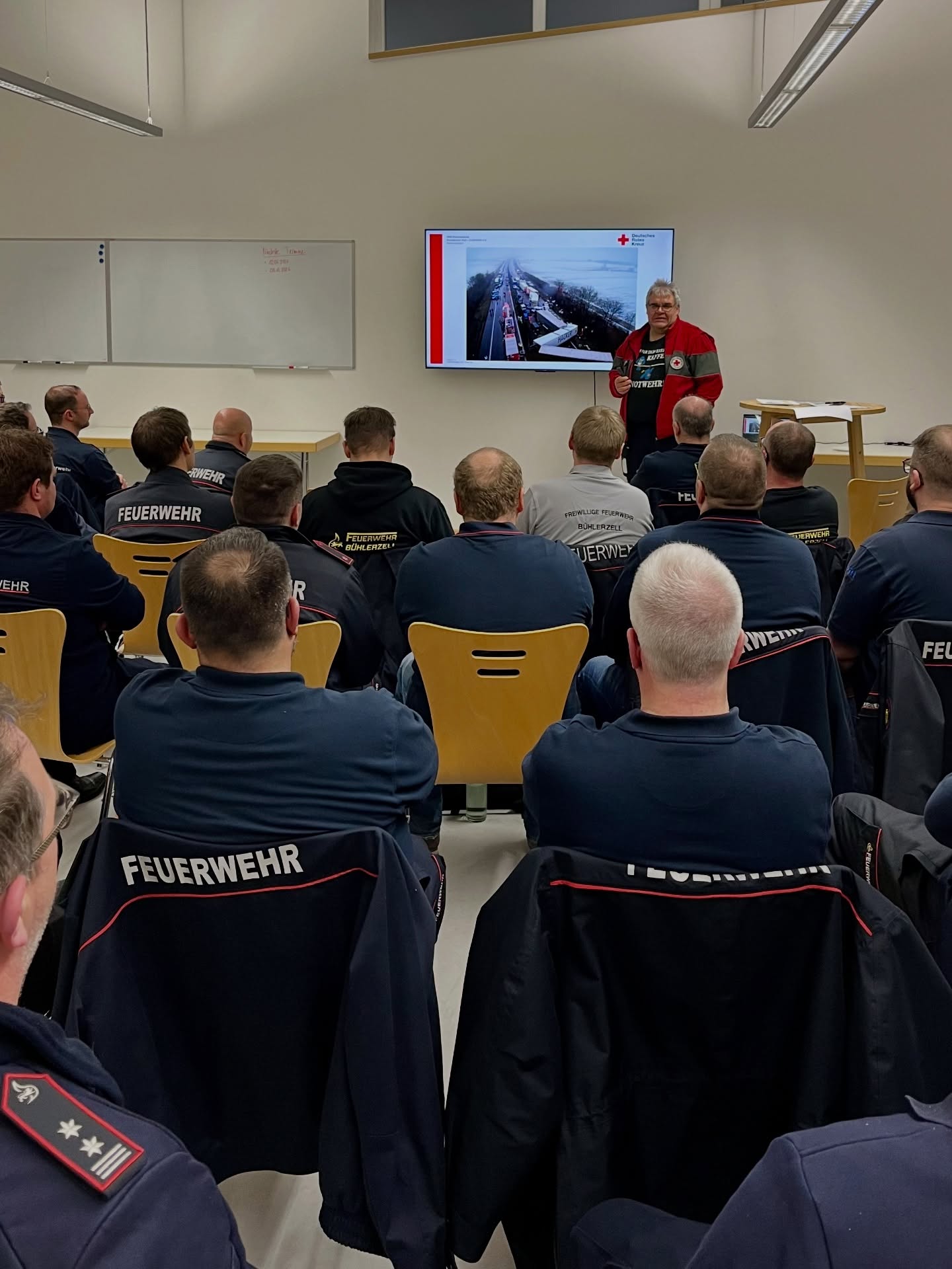THL-Netzwerk des Landkreis Schwäbisch Hall zu Gast in Satteldorf 🚒
Am Freitagabend traf sich das THL-Netzwerk des @landkreis_schwaebischhall bei der Feuerwehr Satteldorf zum fachlichen Austausch 👨🚒👩🚒
Kreisbrandmeister Joachim Wagner eröffnete das erste Treffen 2026 und gab einen Ausblick auf die Weiterentwicklung des Netzwerks. Ein großes Dankeschön an alle beteiligten Feuerwehren für ihr Engagement! 🙏🔥
Anschließend stellte Joachim „Joe“ Völkel die geplanten Themen und Termine für das kommende Jahr vor – mit einem klaren Schwerpunkt auf Busunfällen 🚌
Als fachlicher Einstieg hierzu informierte Martin Setzer vom @drk_schwaebischhall über den MANV-Plan des Landkreises und die Zusammenarbeit zwischen Rettungsdienst und Feuerwehr bei Großeinsätzen 🚑🤝
Zum Abschluss gab es eine tolle Überraschung: neue THL-Netzwerk-Polo-Shirts, gesponsert von @weberrescue 👕 Vielen Dank für die tolle Unterstützung!
💡 Das THL-Netzwerk steht für Austausch, Best Practices und Innovation in der Technischen Hilfeleistung. Multiplikatoren und Interessierte aus den Feuerwehren des Landkreises treffen sich regelmäßig zu Themen rund um die Technische Hilfeleistung.
Gemeinsam für starke Feuerwehren im Landkreis 💪🔥
#THLNetzwerk #Feuerwehr #LandkreisSchwäbischHall #FeuerwehrSatteldorf #TechnischeHilfeleistung