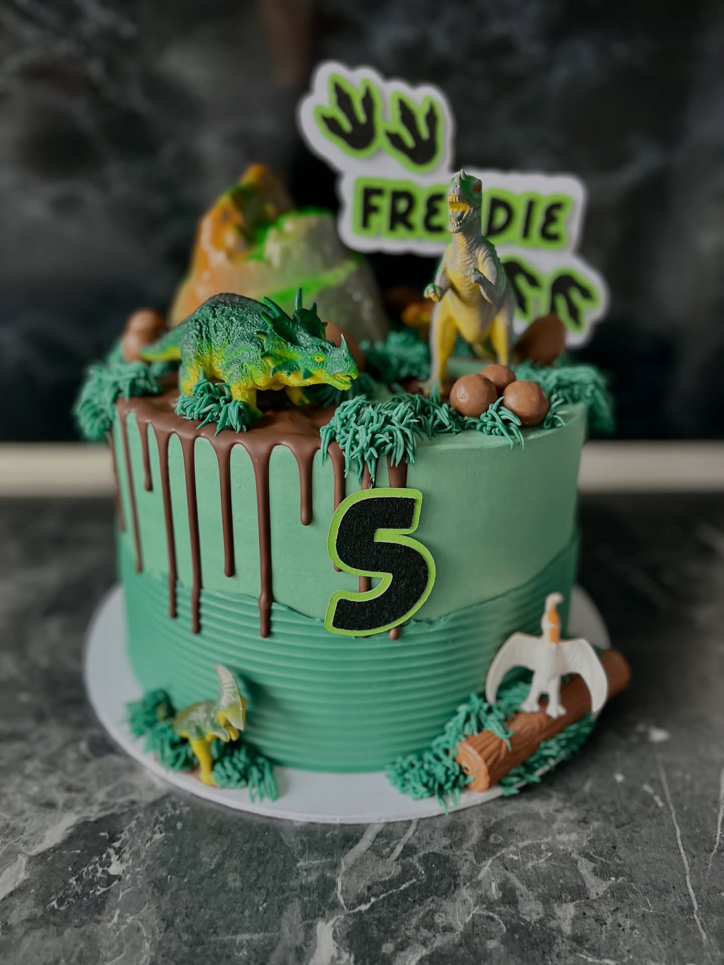 Freddie's roar-some dinosaur cake 🦕
.
.
.
#bakeit #bakersofinstagram #buttercreamcake #cakedecorator #cakecakecake #cakedesign #cakeart #cakesofig #cakedecorating #cakesofinstagram #kidsbirthdaycake