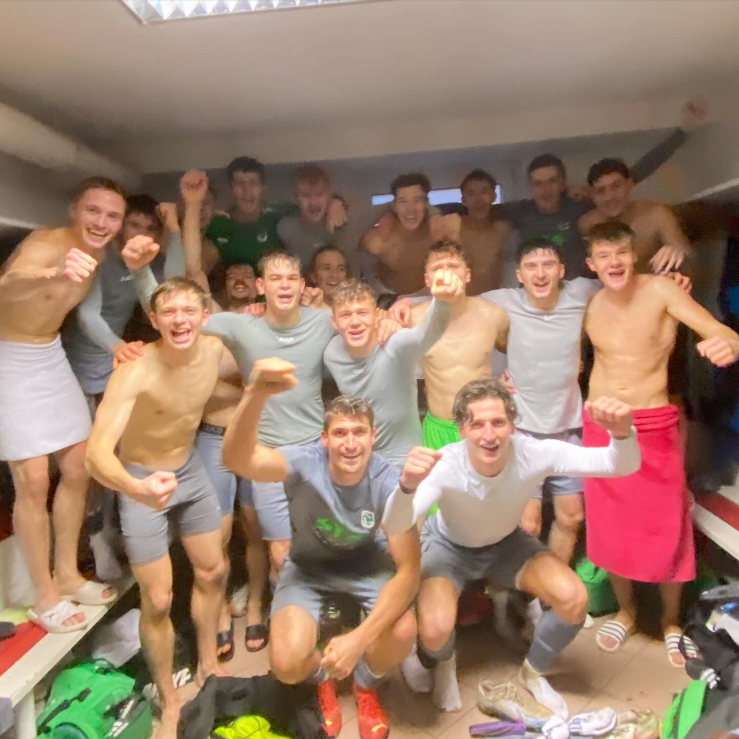 ***breaking news***
Männer wie Motoren. Die Drachen schlagen den SV Raisting mit 2:0 und festigen die Tabellenführung. Sau stark Männer! ⚽️💚🐉