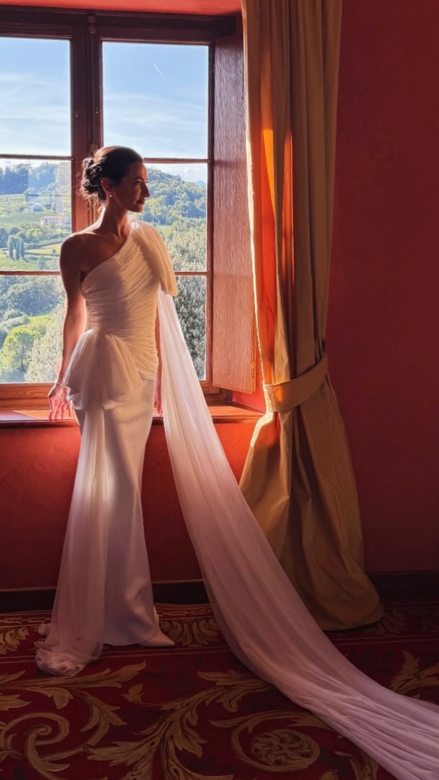 Couture bridal beauty😍🤍
An effortlessly refined bridal look inspired by modern goddesses👸
Soft bronzed skin enhanced by a delicate golden glow, paired with a sculptural up-do entirely handcrafted to express balance, harmony and light.
A timeless vision of luxury bridal beauty💄🫶✨
#weddingmakeupartist #weddinghairstylist #italywedding #luxurywedding #hairandmakeup