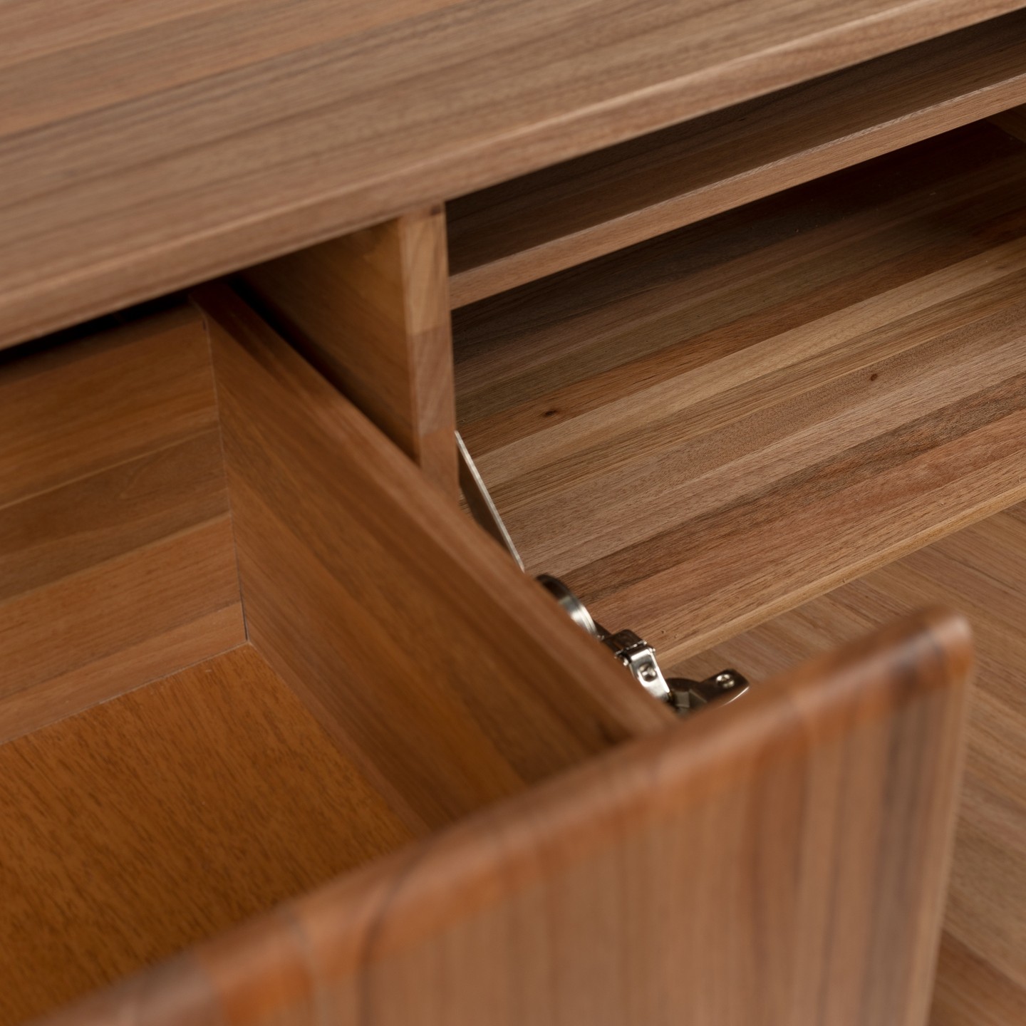 Detalhes do nosso rack Piano
100% madeira maciça de jequitibá 😍
Coleção Bossa Nova
De Lavie Decor
#moveisdemadeira #moveis #decor #design #moveiscomdesign #muebles #mueblesdemadera #rackparatv #woodenfurniture