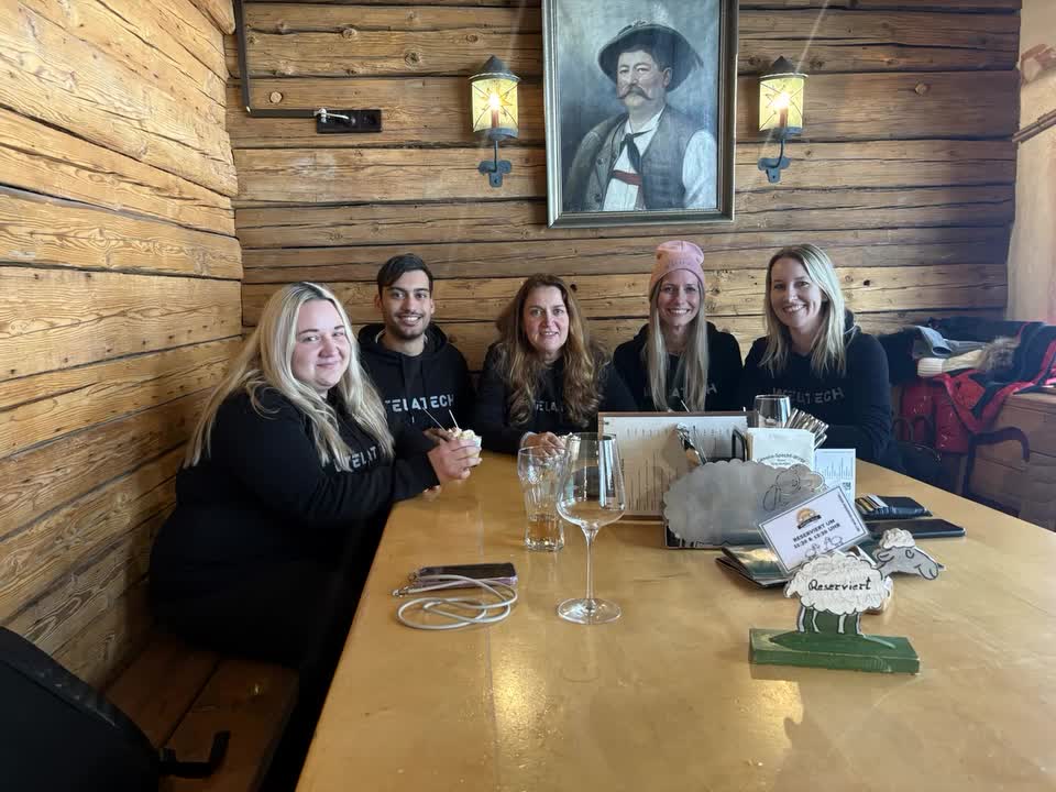 ❄️🎿 Team-Auszeit in Schladming 🎿❄️
Tradition ist Tradition – und so durften wir uns auch dieses Jahr wieder über ein ganz besonderes Weihnachtsgeschenk freuen: einen gemeinsamen Skiausflug nach Schladming 🏔️
Nach den ersten beiden Arbeitstagen im neuen Jahr ging es am 09.01.2026 und 10.01.2026 gemeinsam mit dem Bus nach Schladming. Das Tagesprogramm? Ganz nach Lust und Laune – ob Skifahren, Après-Ski oder Wellness, für alle war etwas dabei 🙌
Am Freitagabend ließen wir den Tag beim „Platzhirsch“ bei köstlichem Essen und bester Stimmung ausklingen 🥨🧀🍷 – gefeiert wurde natürlich auch 🎉
Am Samstag ging es kulinarisch weiter beim „Da Sepp“ 🍽️
Besonders schön: Wir durften gleich zwei Geburtstagskinder feiern 🎂
Unsere liebe Tanja und unser lieber Alexander wurden mit kleinen Törtchen hochleben gelassen 🥳
Es war – wie immer – ein lustiges, gelungenes Wochenende für das gesamte Team, für das wir uns bei unserer Geschäftsführung ganz herzlich bedanken möchten!
#Teamspirit #Schladming #Teamausflug #Dankbar #Winterauszeit