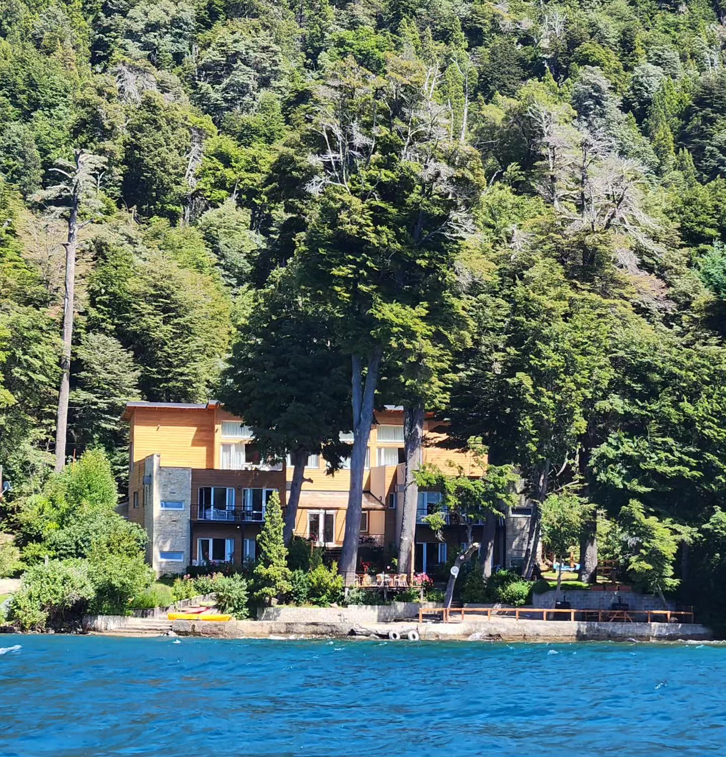 Sobre la costa del Lago Gutiérrez, rodeado de arrayanes, coihues y cipreses ☀️⛰️🌊 #bariloche #patagonia #argentina🇦🇷
