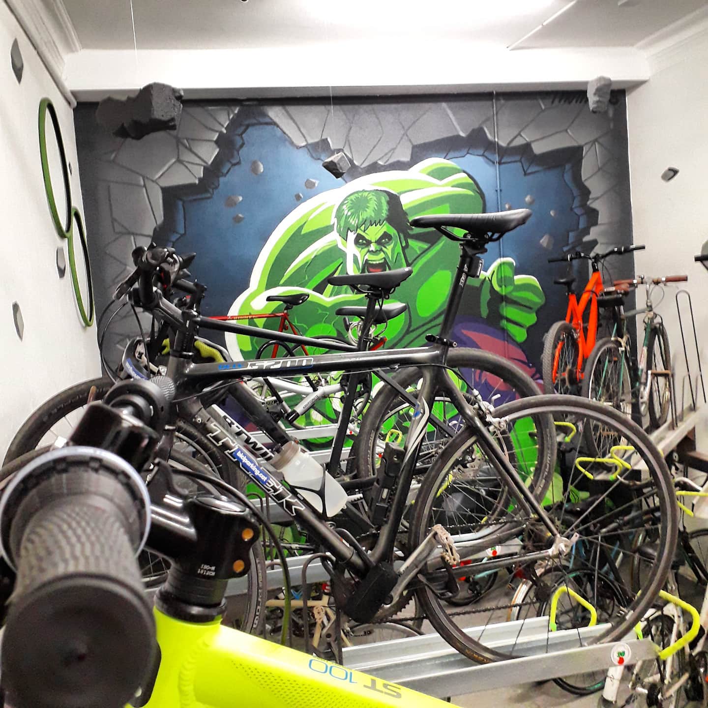 Hola,
Servicios y precios;
Skyb en Barceloneta está creado con el fin de guardar la bicicleta de forma fácil y segura, fomentando así, el uso habitual de la bicicleta en Barcelona, el deporte y bienestar físico, mental.
- Disponible 24h
- Plazas de aparcamientos exclusivas numeradas
- Anclajes de seguridad en cada plaza de aparcamiento
- Puerta motorizada
- Puerta reja de seguridad
- Cámaras de vídeo visión directa 24hs, 365 días al año, Non Stop. Audio, Fotografía
- Sistema de iluminación blanca, por detectores de movimiento
- Seguro por robo
Todos los medios tecnológicos para guardar tu bicicleta de forma fácil y segura, evitando robos, deterioro, ganando espacio en tu piso y así poder tu bicicleta ideal. Puedes pasar y ver como funciona
Precio: 16€ Mes + 16€ Fianza (Se devuelve). Se firma un contrato, estancia mínima es 30 días y debes pagar los días 7 de cada mes, aportando una cuenta bancaria.
Dirección parking: Sant Elm, 4.
Oficina Privada
Skybicicletas@gmail.com
Facebook: Skyb.parking
Web: http://www.skyflats.es/skyb
#barcelona #biciocasionbarcelona #bicibarcelona #bicingbarcelona #barcelonaenbici #barcelonacity #barcelona_cat #barcelona_world #barc #barcelonabeach #ciclismo #bici #cycle #bikelife #roadbike #sport #bicicleta #barcelona #ciclista #instabike #instacycling #barcelonetabikes