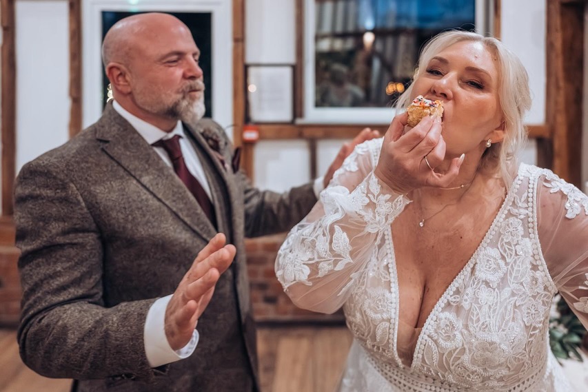 A short story from Jo + Darren’s wedding captured by 📸@ericahawkinsphotography 😍💒
Three bites in and all wedding day stress? Gone. Just cake, grins, and pure “this is unreal” joy ❤️
Want this vibe for your big day? Send me a DM or click the link in my bio for all the cake feels on your big day 🍰💍