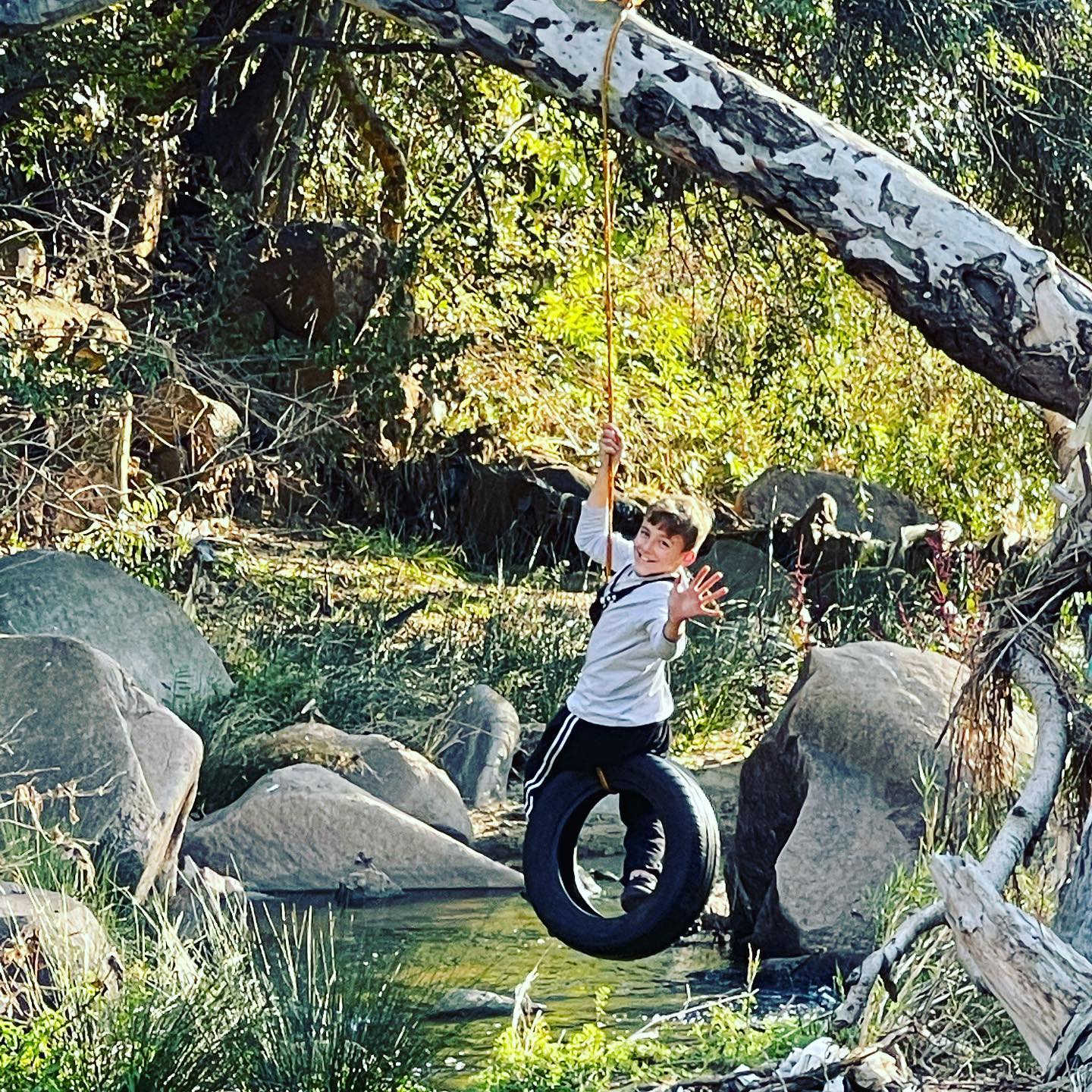 Caleb on the tyre swing over the river #rivergladesestate #tyreswing #thekleinjukskeiriver