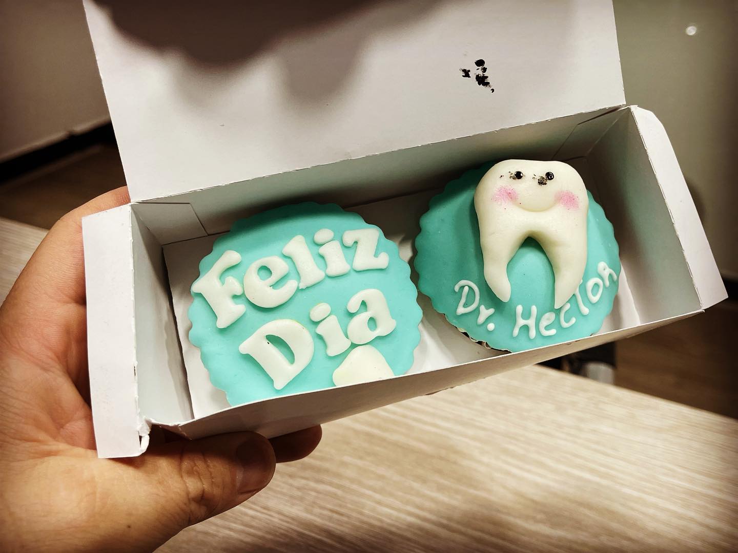 Gracias por esos detalles… queridos colegas feliz día del Odontólogo!!!