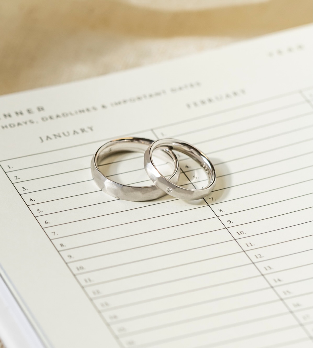 Für heute. Für morgen. Für immer. 💕
Trauringe sind ein Zeichen von Beständigkeit, Eleganz und tiefer Verbundenheit.
Mit höchster Präzision gefertigt und zeitlos im Design begleiten sie euch ein Leben lang –
als stilles Versprechen, das jeden Tag spürbar bleibt. 💍✨
Vereinbart euren persönlichen Beratungstermin
und entdeckt oder gestaltet Trauringe, die so einzigartig sind wie eure Liebe.
www.brautmoment.at
#trauringe #verlobung #eheringe #hochzeit #wedding