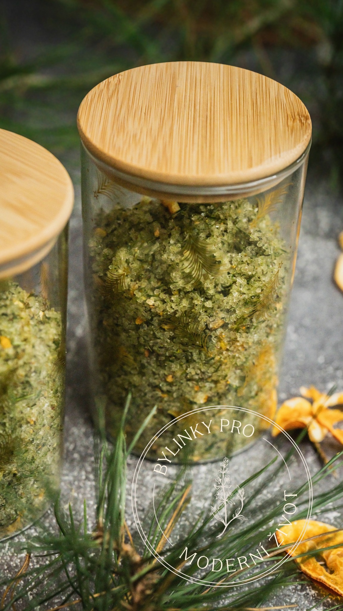 ✨ Mám pro tebe recept…
na zimní kořeněnou koupel nohou,
která krásně prohřeje, uvolní a uzemní.
Ideální pro chladné večery, kdy máš studené nohy
a chceš se na chvíli zastavit.
Na cca 5 šálků koupelové soli budeš potřebovat:
3 šálky epsomské soli
1 šálek nasekaného jehličí borovice
1 šálek nasekané kůry pomeranče
1/2 šálku nasekaných listů rozmarýnu
2 lžíce jedlé sody
1 lžička mleté skořice
1/2 lžičky mletého hřebíčku
1/2 šálku nosného oleje (např. olivového)
10 kapek EO cedr (Cedrus atlantica)
10 kapek EO borovice (Pinus sylvestris)
10 kapek EO černý smrk (Picea mariana)
10 kapek EO kardamom (Elettaria cardamomum)
Postup:
V jedné míse smíchej všechny suché ingredience.
V druhé smíchej nosný olej s éterickými oleji.
Poté spoj obsah obou mís a dobře promíchej, aby se vše krásně propojilo.
Směs ulož do uzavíratelné sklenice,
kde vydrží přibližně 3–4 měsíce.
Použití:
Do koupele nohou přidej cca 1/2 šálku směsi
a dopřej si alespoň 15–20 minut klidu.
Upozornění:
Pokud máš citlivou pokožku, tak raději vynech jedlou sodu
a použij poloviční množství hřebíčku.
Nevhodné pro osoby s vysokým krevním tlakem.
Ulož si recept na zimní večery ❄️🌿
#bylinky #bylinkatka #koupelnohou #aromaterapie #eterickeoleje