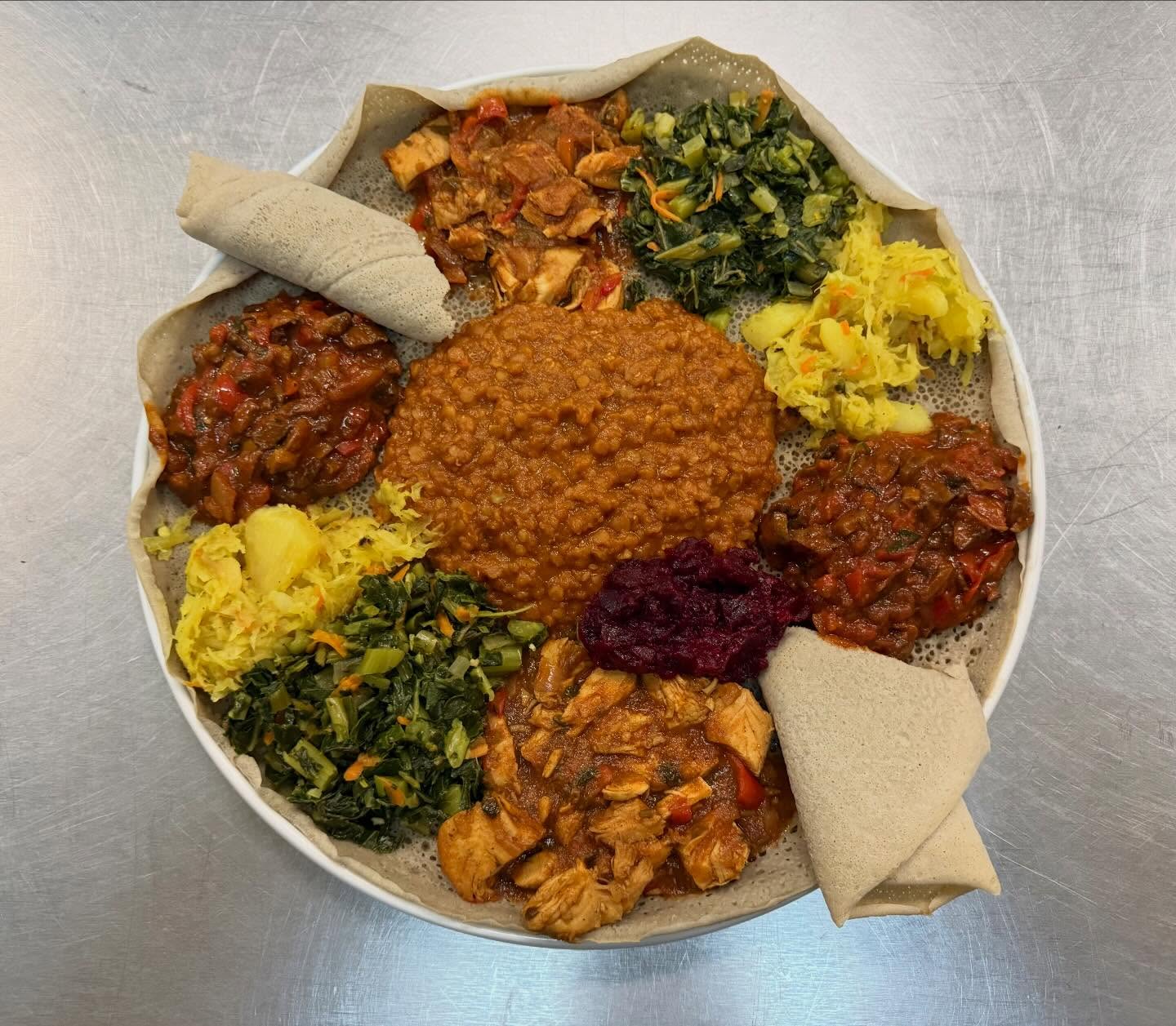 Unsure whether to dine-in or order to go? Either option is a perfect way to try out our Eritrean-Ethiopian food! 🥘🇪🇷🇪🇹